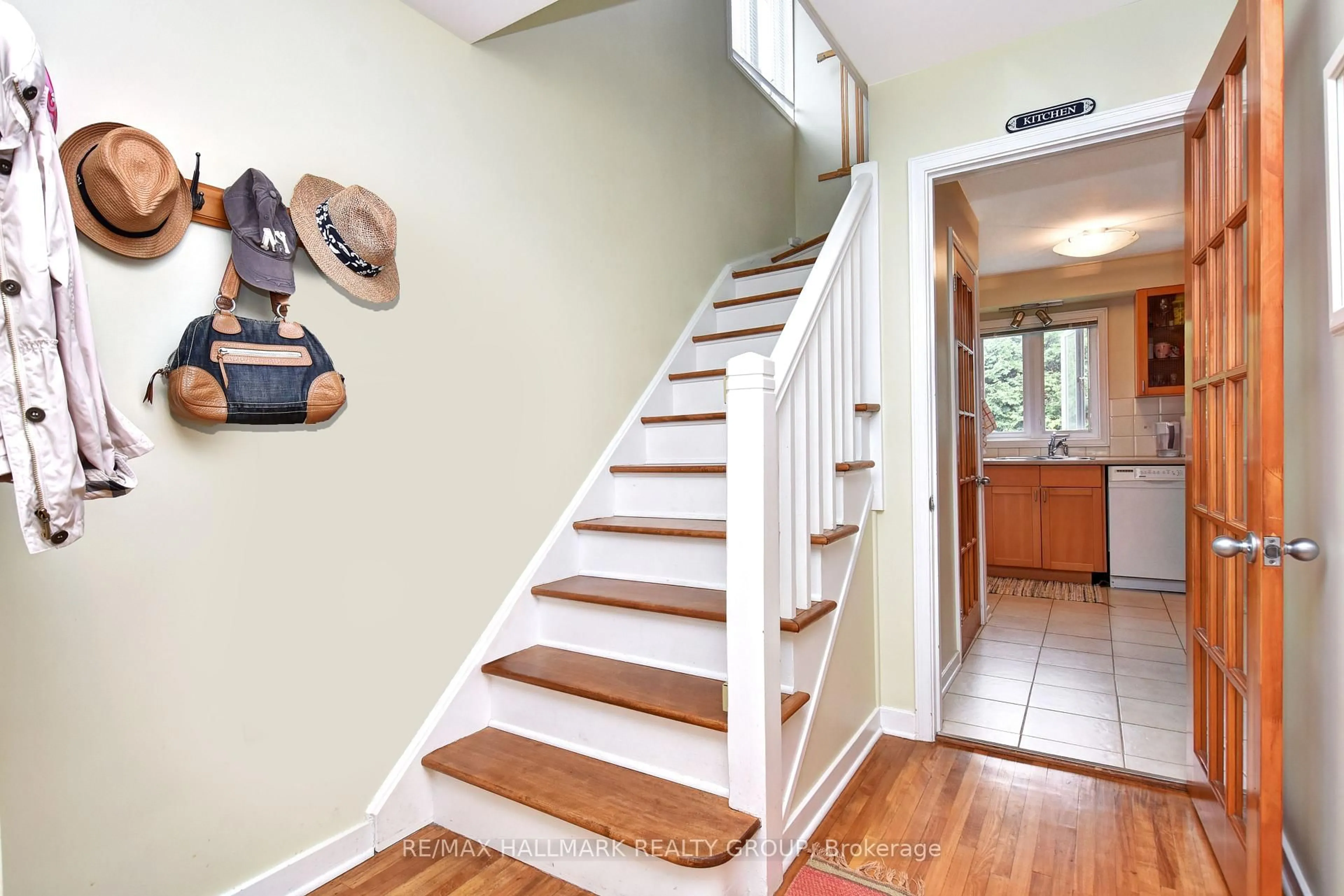 Indoor entryway for 32 Arundel Ave, Ottawa Ontario K1K 0B6