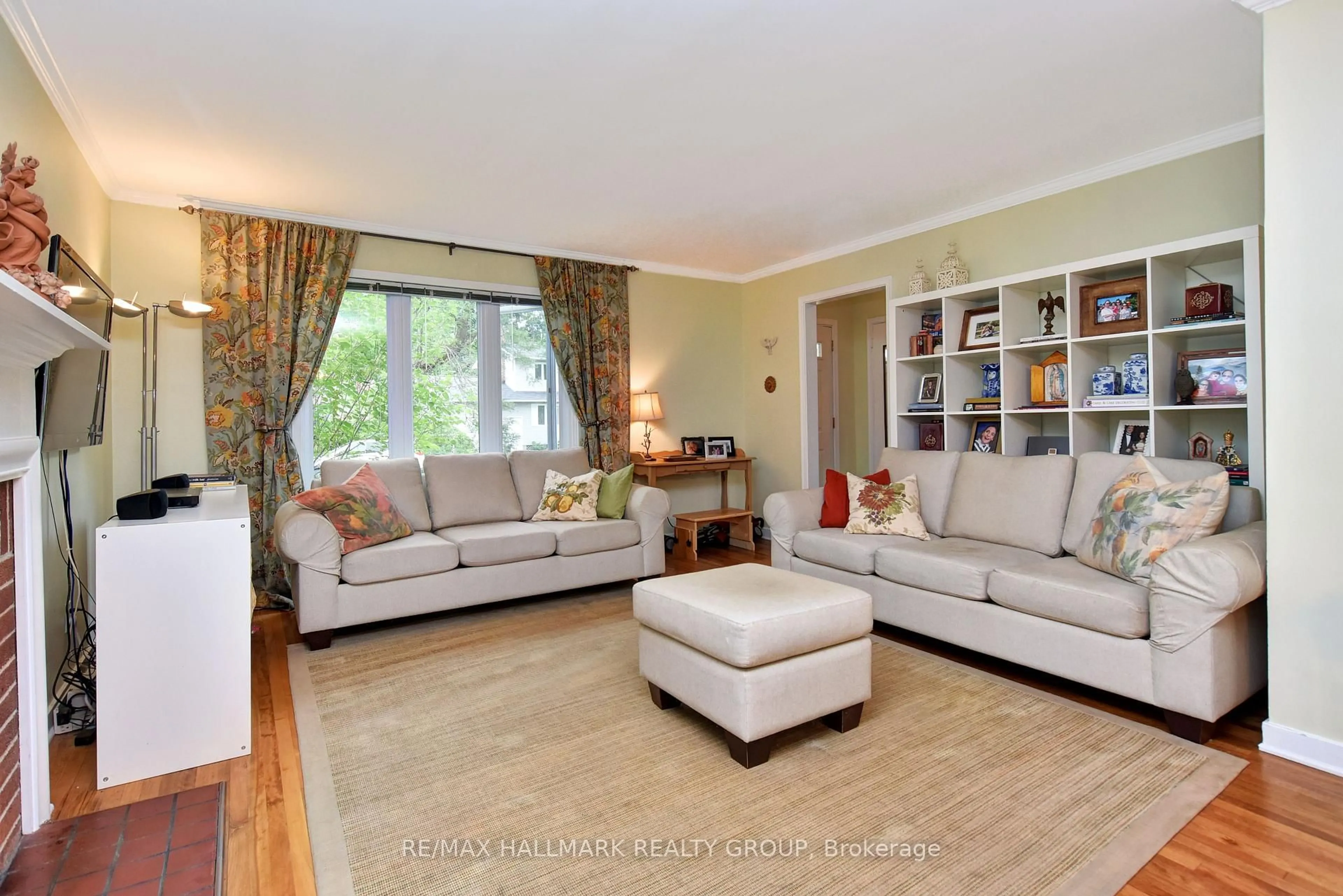 Living room with furniture, wood/laminate floor for 32 Arundel Ave, Ottawa Ontario K1K 0B6