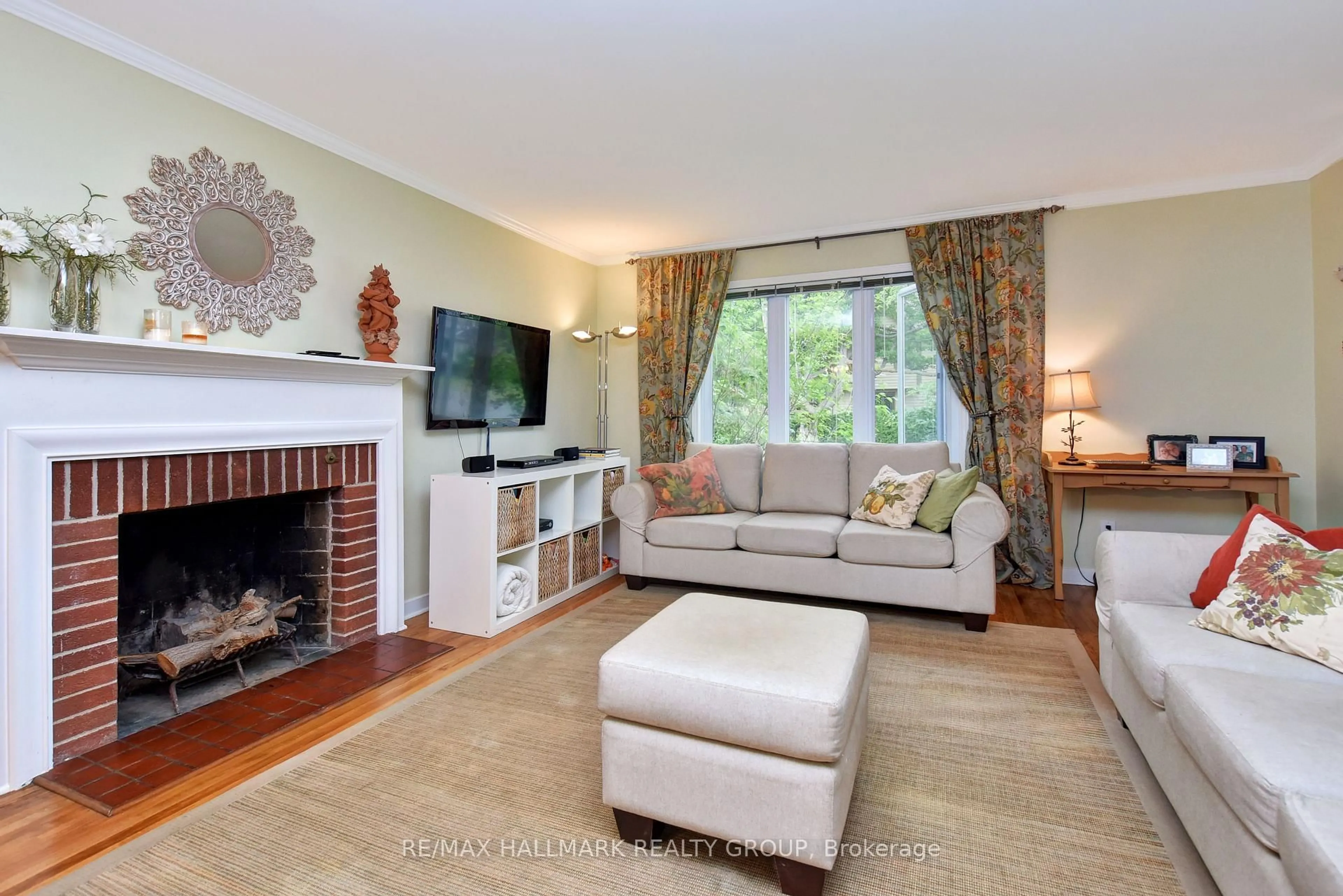 Living room with furniture, unknown for 32 Arundel Ave, Ottawa Ontario K1K 0B6