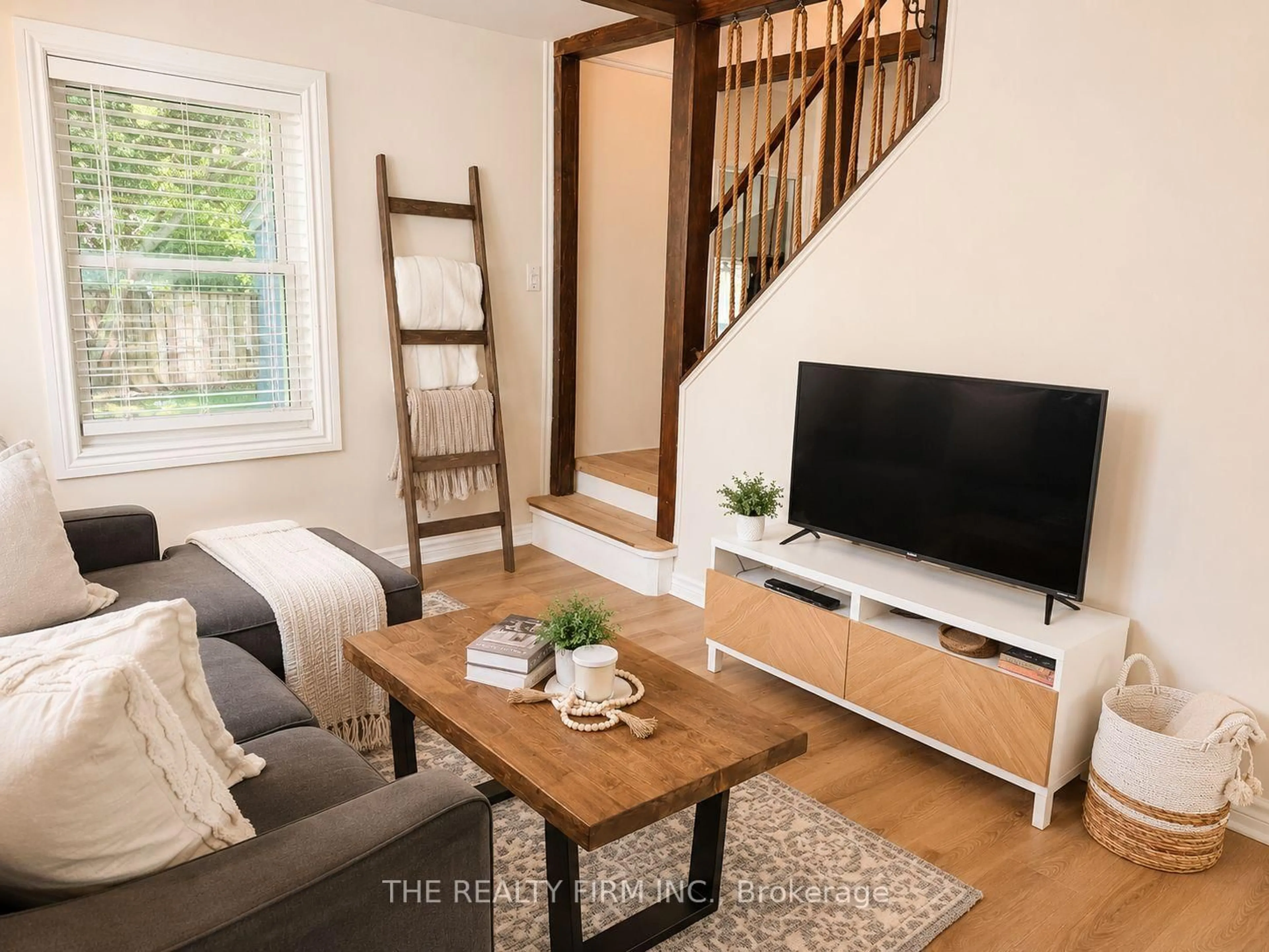 Living room with furniture, wood/laminate floor for 105 Pine Lawn Ave, London East Ontario N5Z 2R1