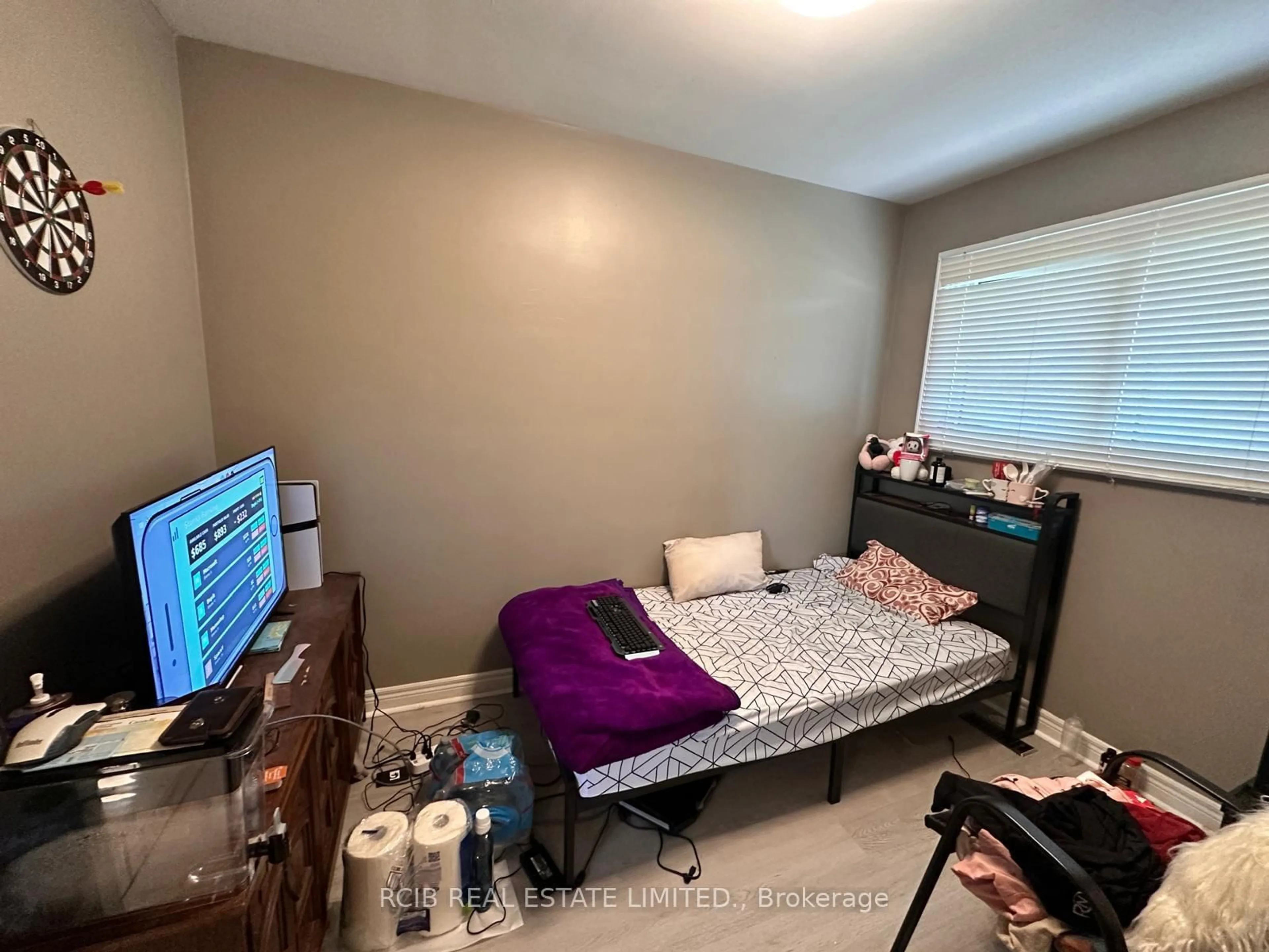 A pic of a room for 1302 Hillcrest Ave, London East Ontario N5Y 4N5