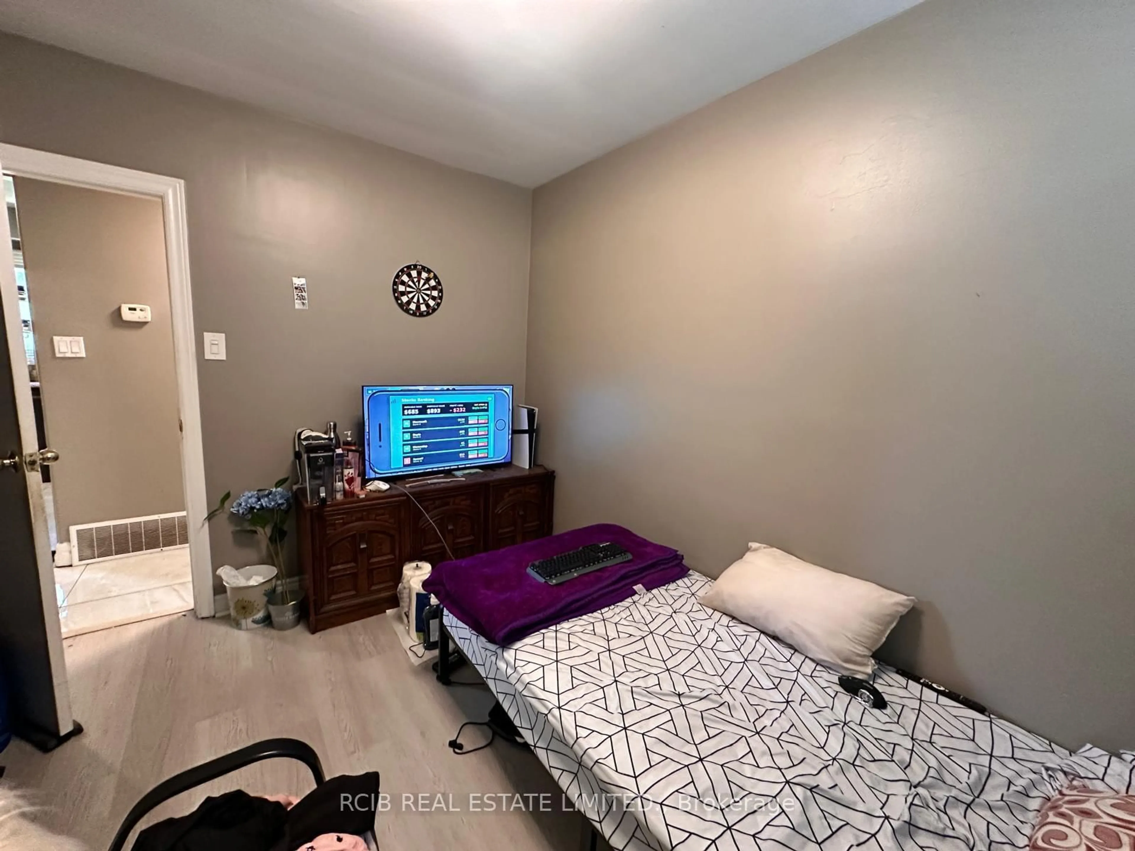 A pic of a room for 1302 Hillcrest Ave, London East Ontario N5Y 4N5