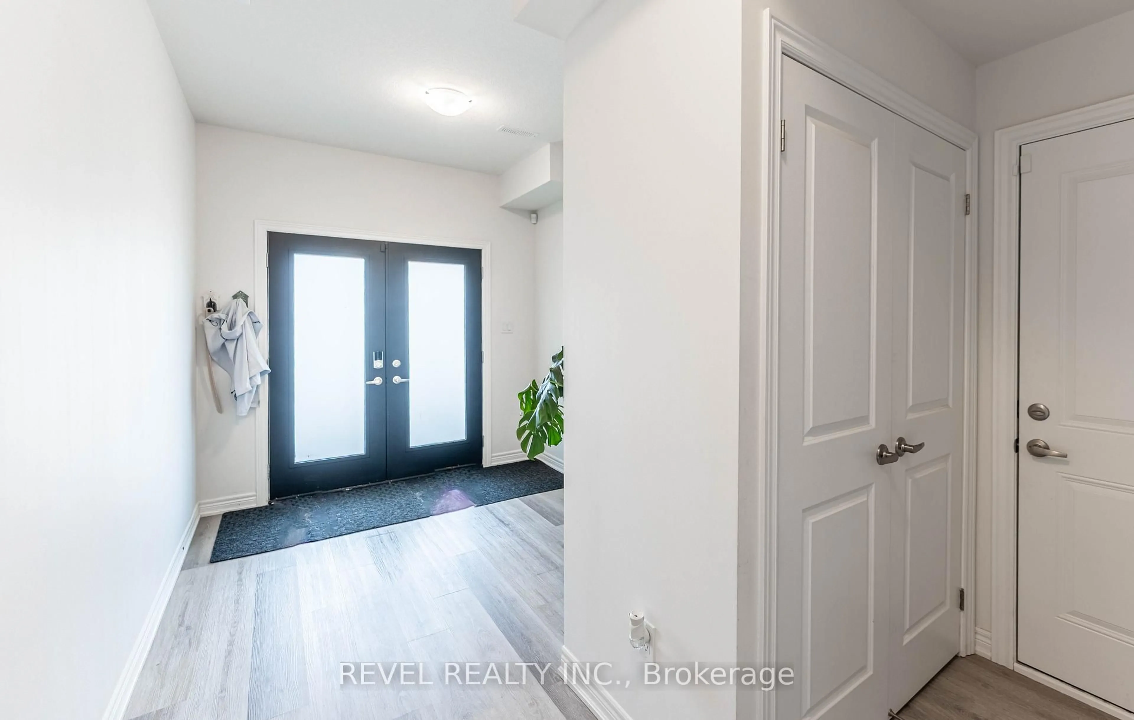 Indoor entryway for 92 Dryden Lane, Hamilton Ontario L8H 0B6