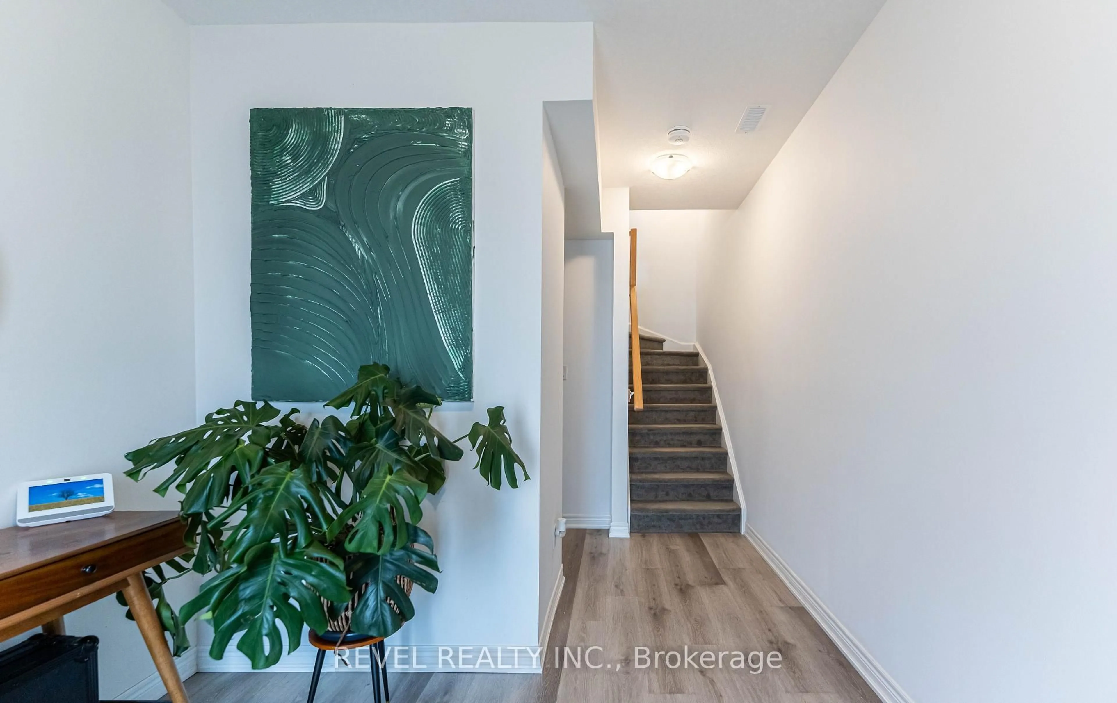 Indoor entryway for 92 Dryden Lane, Hamilton Ontario L8H 0B6