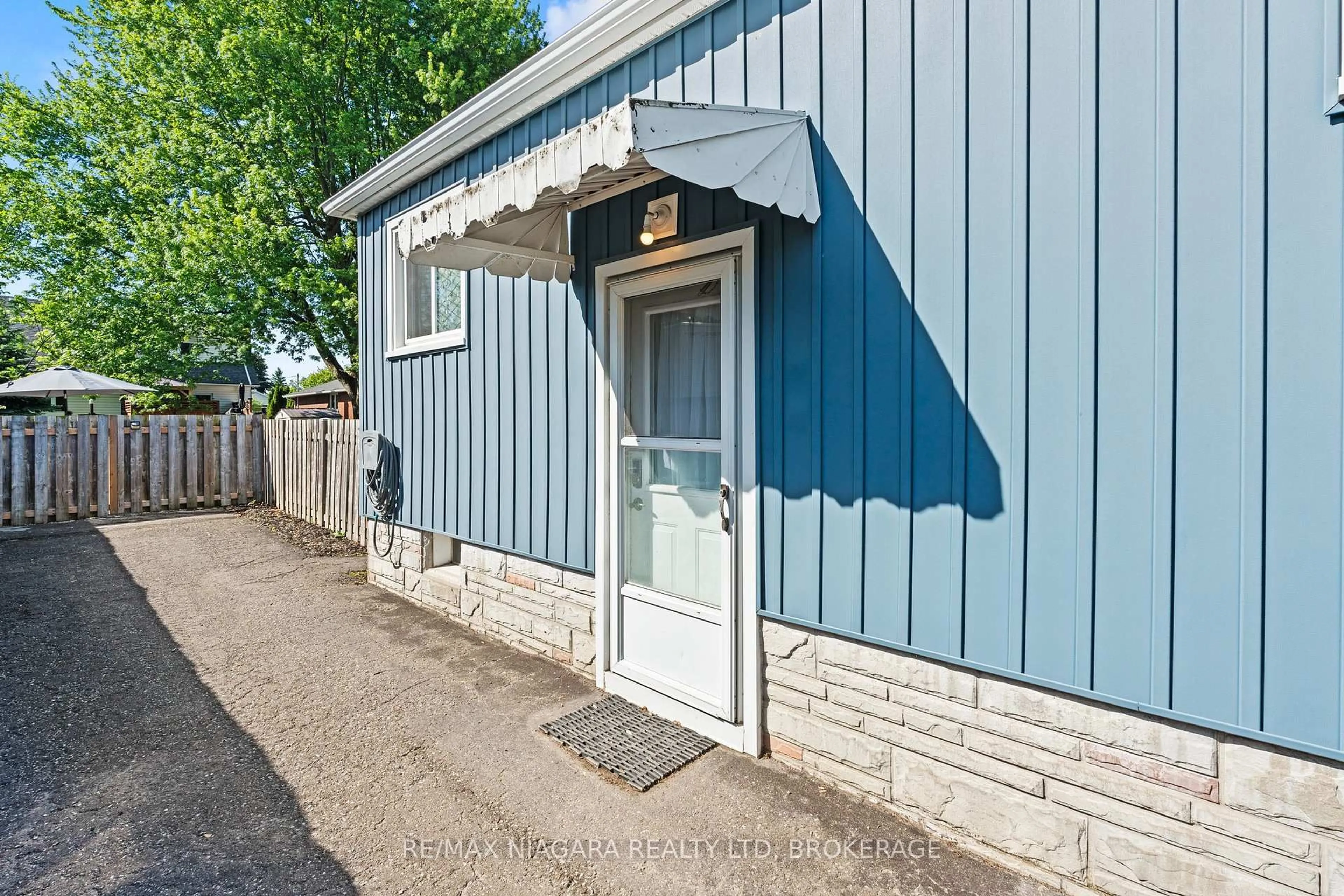 Home with vinyl exterior material, street for 19 BRIDGE St, St. Catharines Ontario L2S 2V7