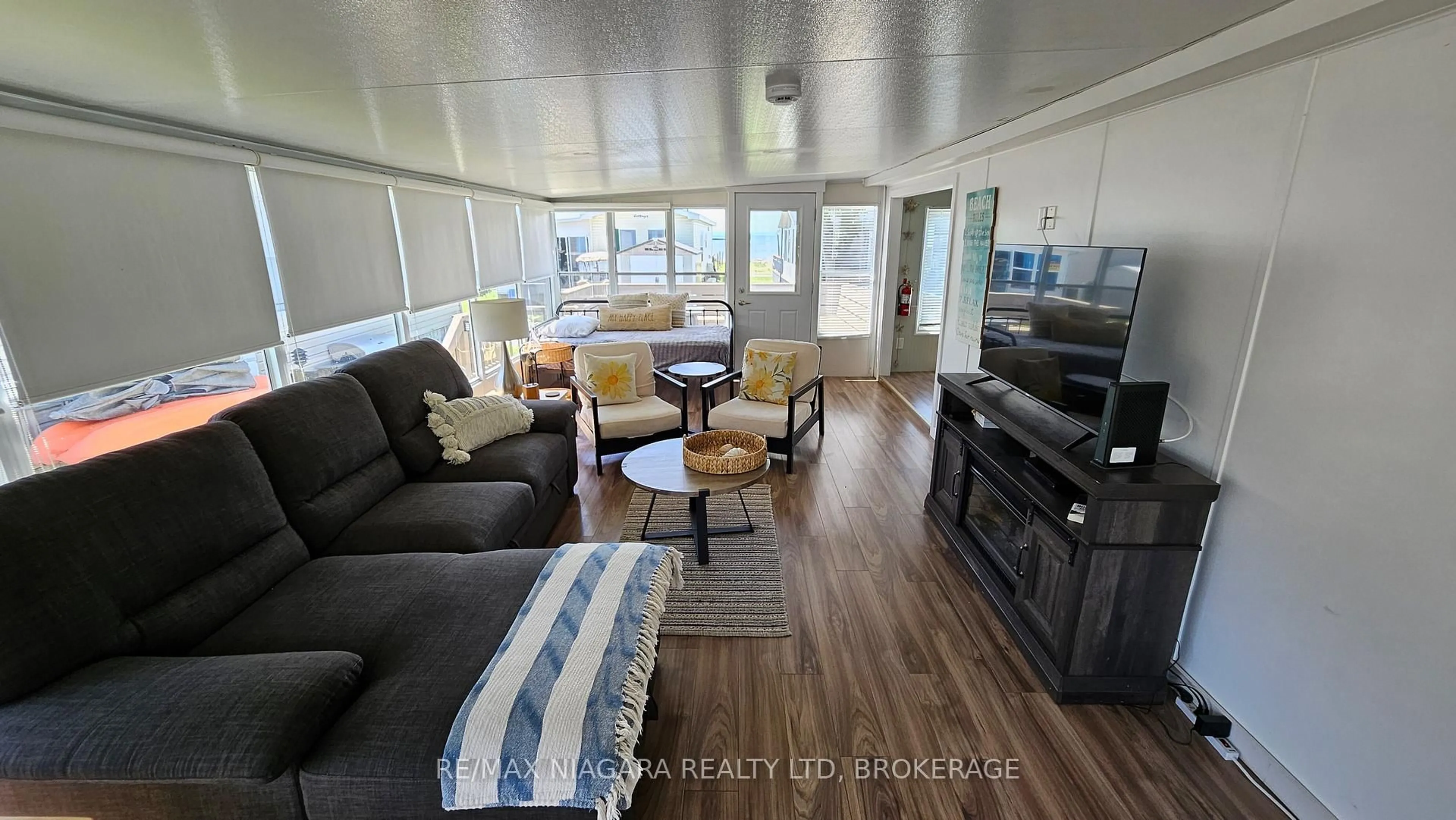 Living room with furniture, unknown for 17 Mariner Cres, Port Colborne Ontario L0S 1R0