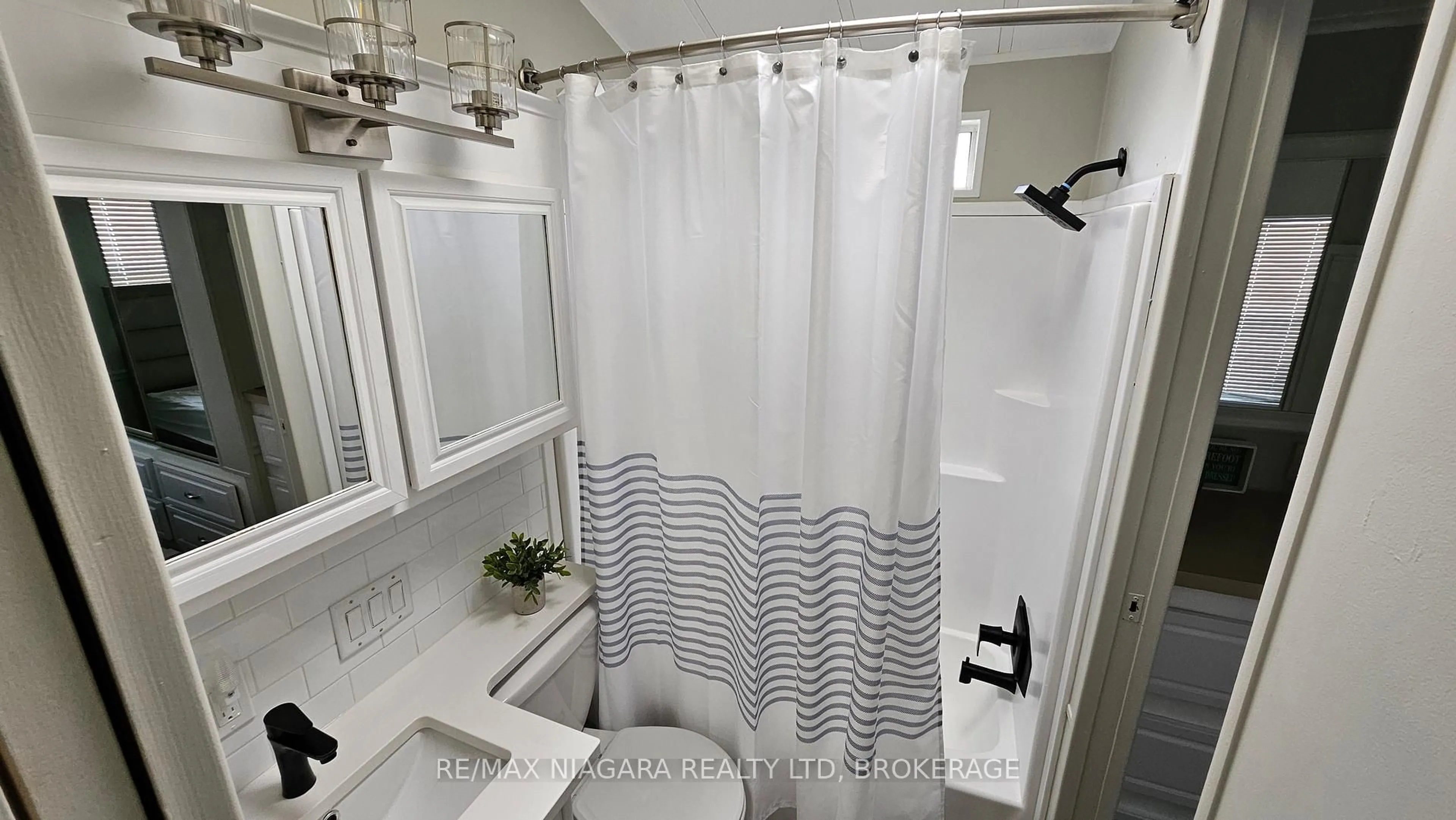 Standard bathroom, ceramic/tile floor for 17 Mariner Cres, Port Colborne Ontario L0S 1R0