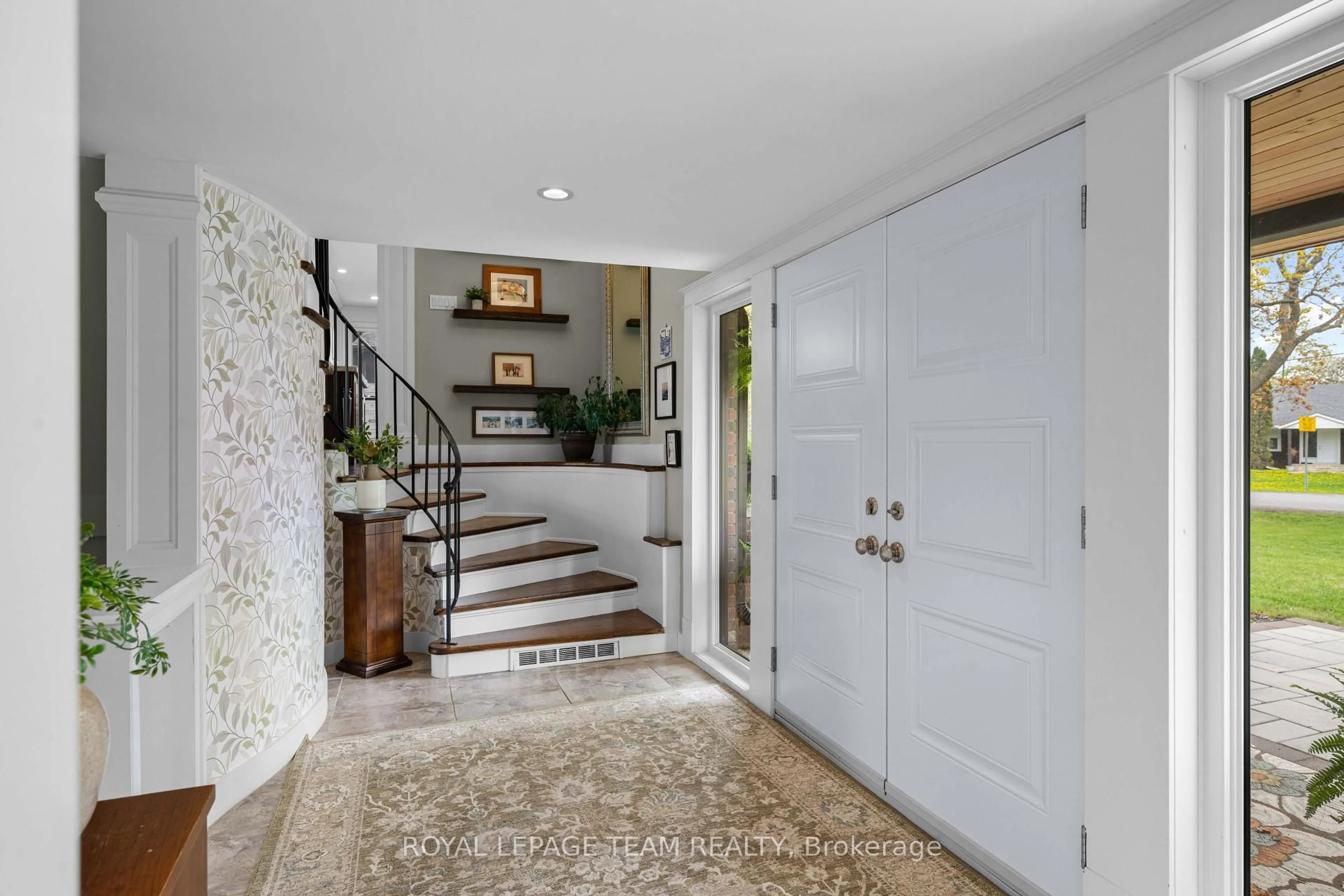 Indoor entryway for 2 Lockview Rd, Ottawa Ontario K4M 1B2
