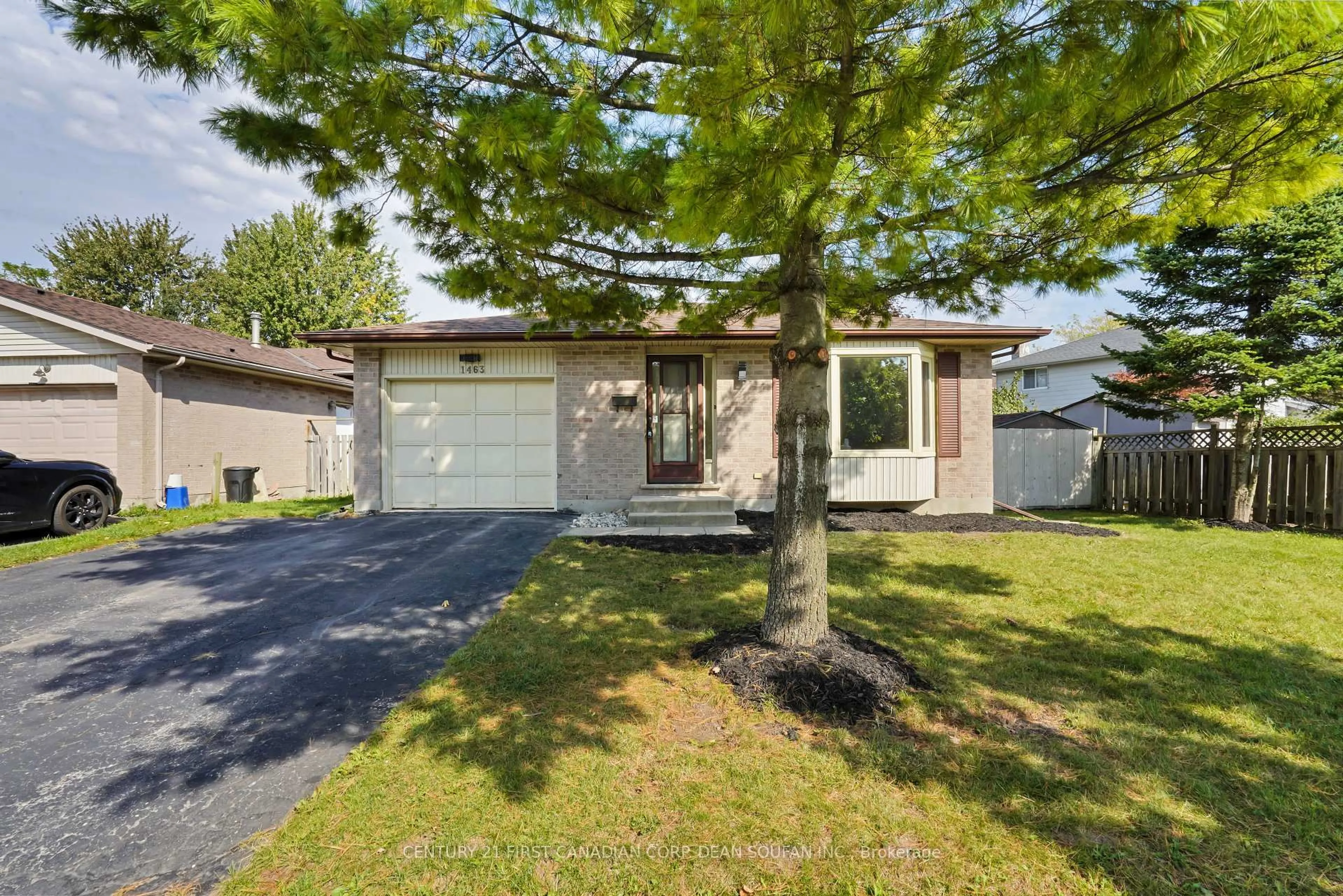 Home with vinyl exterior material, street for 1463 Jalna Blvd, London South Ontario N6E 3C4