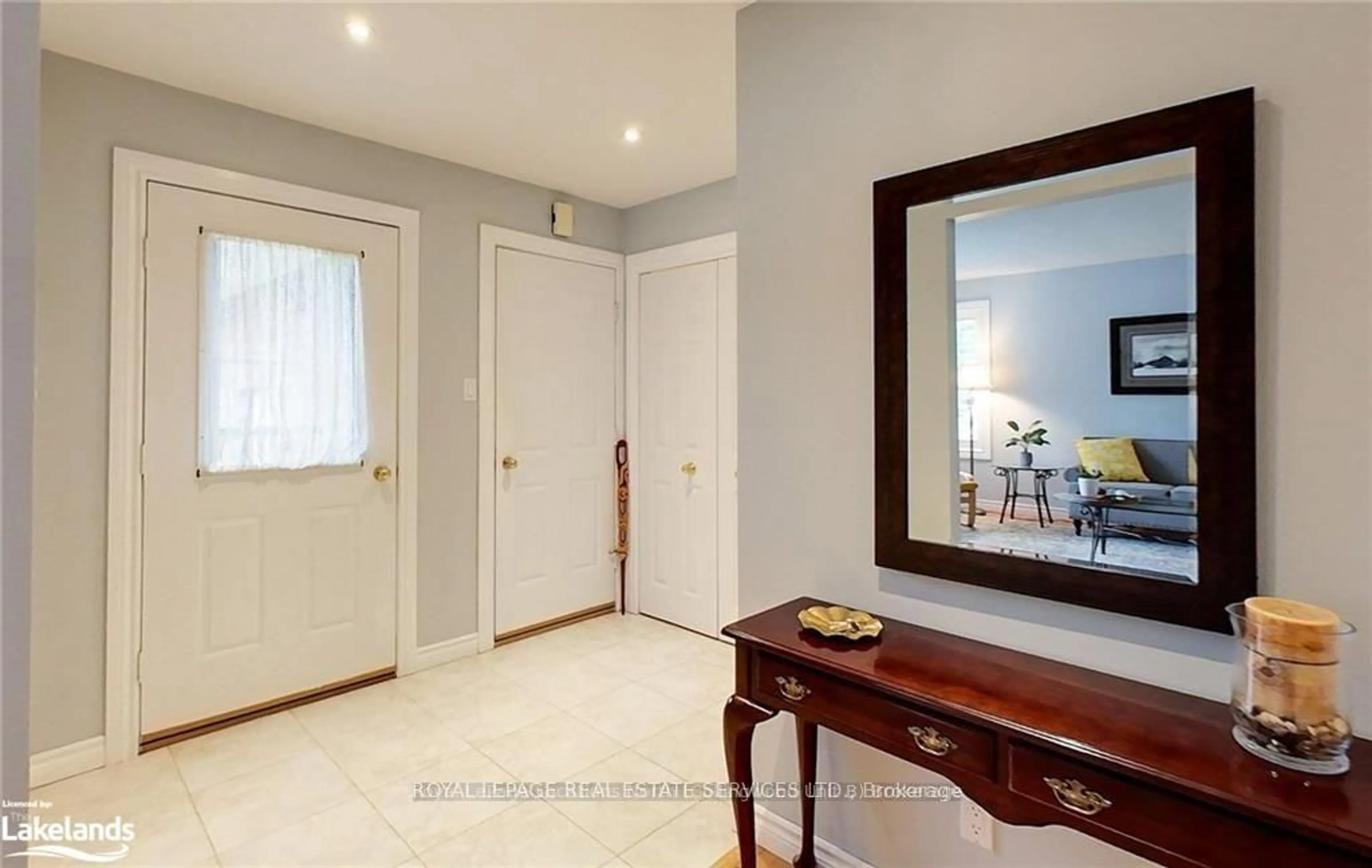 Indoor entryway for 112 Bruce St, Blue Mountains Ontario N0H 2P0