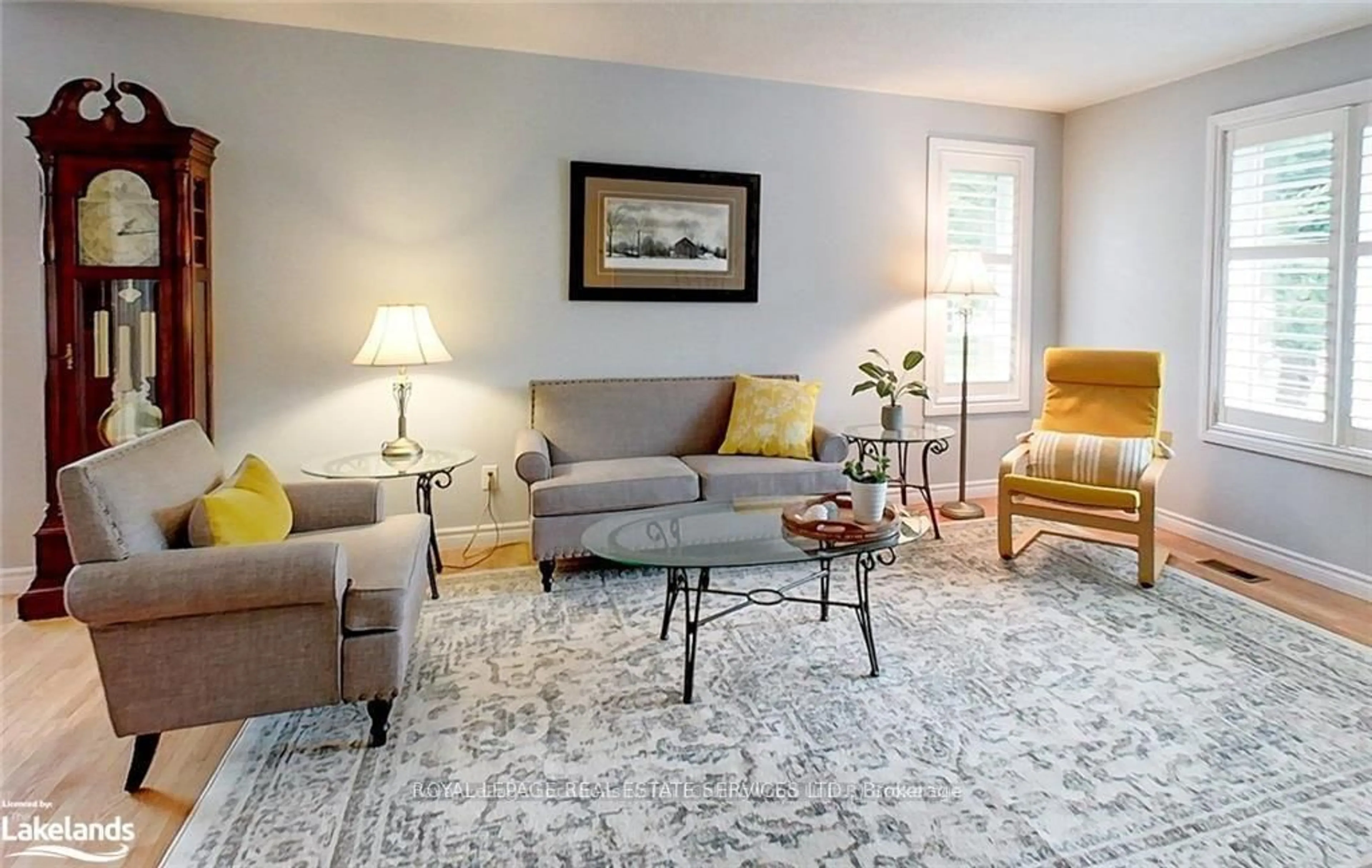 Living room with furniture, carpet floor for 112 Bruce St, Blue Mountains Ontario N0H 2P0