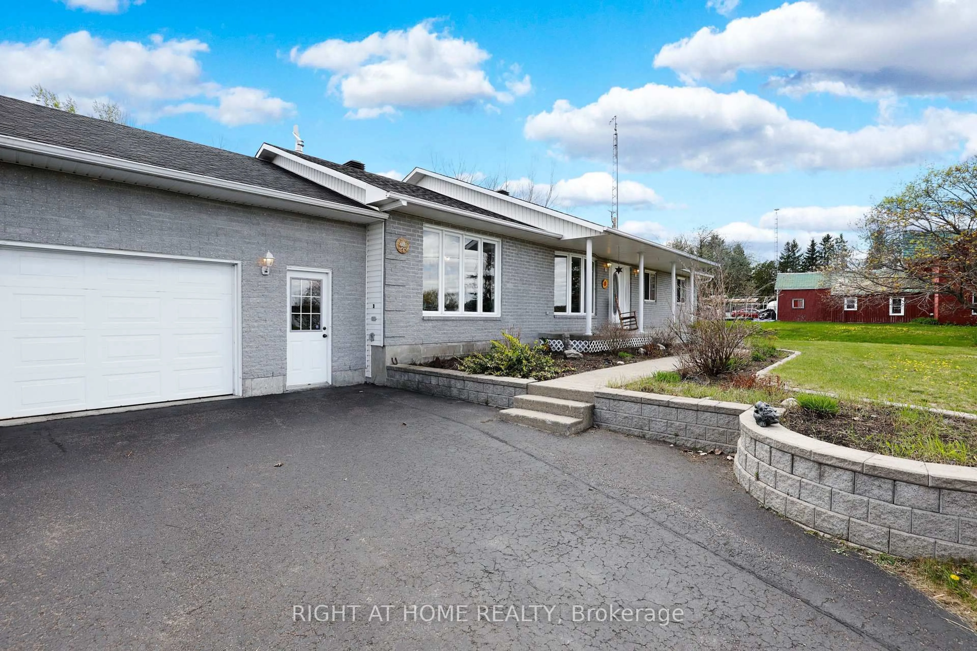 A pic from outside/outdoor area/front of a property/back of a property/a pic from drone, street for 902 Rue Elizabeth St, Alfred and Plantagenet Ontario K0B 1C0