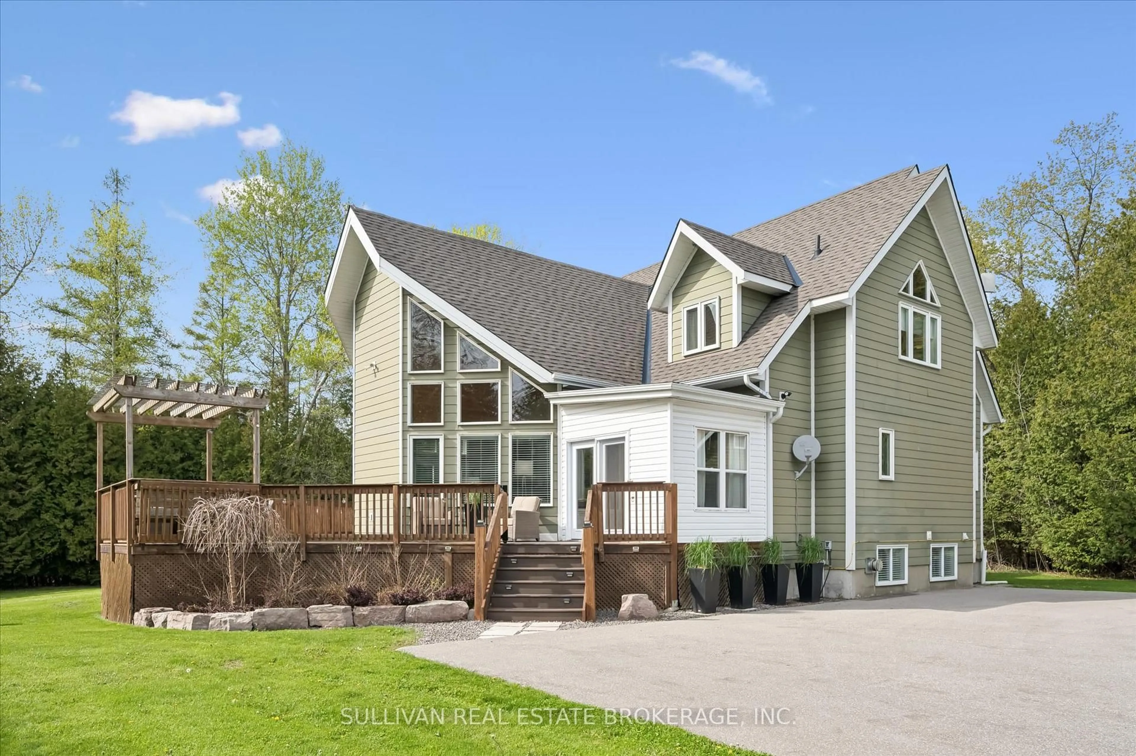 Home with vinyl exterior material, street for 7624 Wellington 34 Rd, Puslinch Ontario N0B 2J0