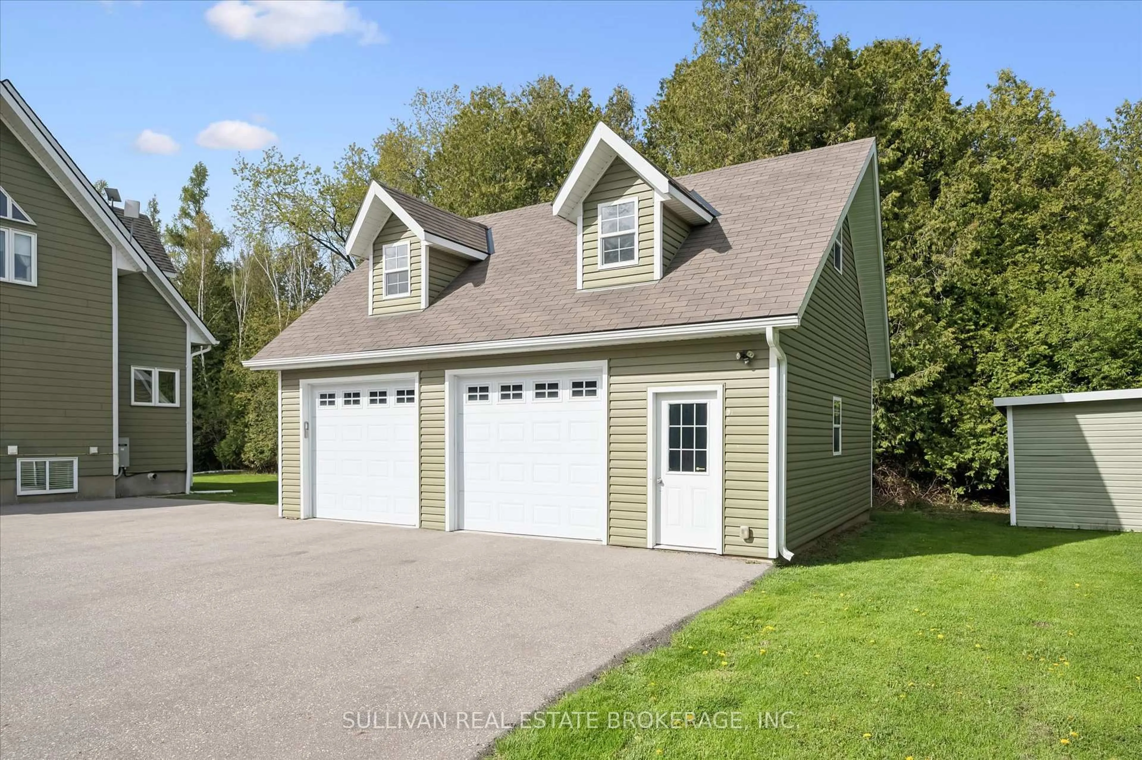 Home with vinyl exterior material, street for 7624 Wellington 34 Rd, Puslinch Ontario N0B 2J0