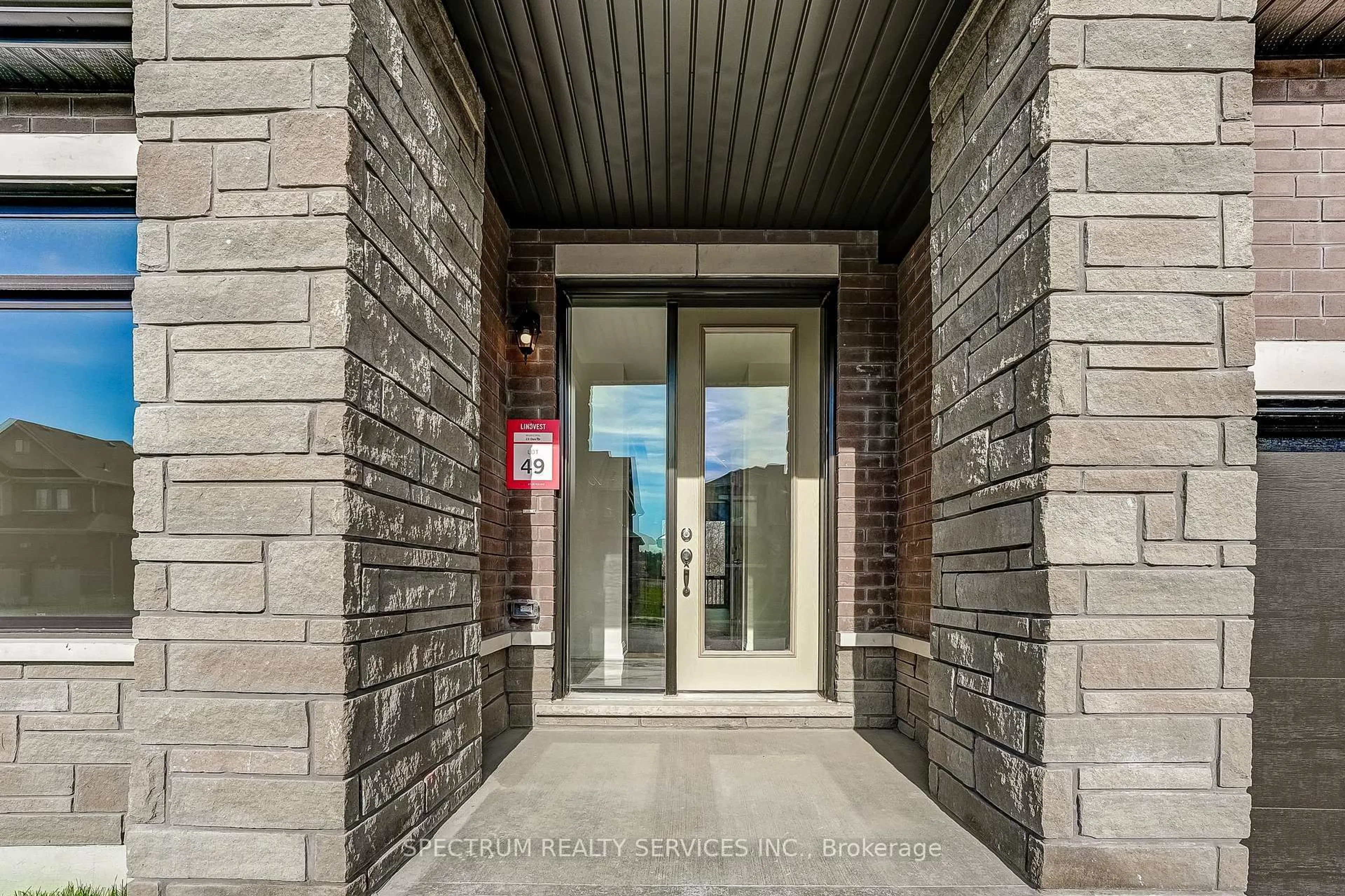 Indoor foyer for 28 Dore Dr, Brantford Ontario N3T 0X6