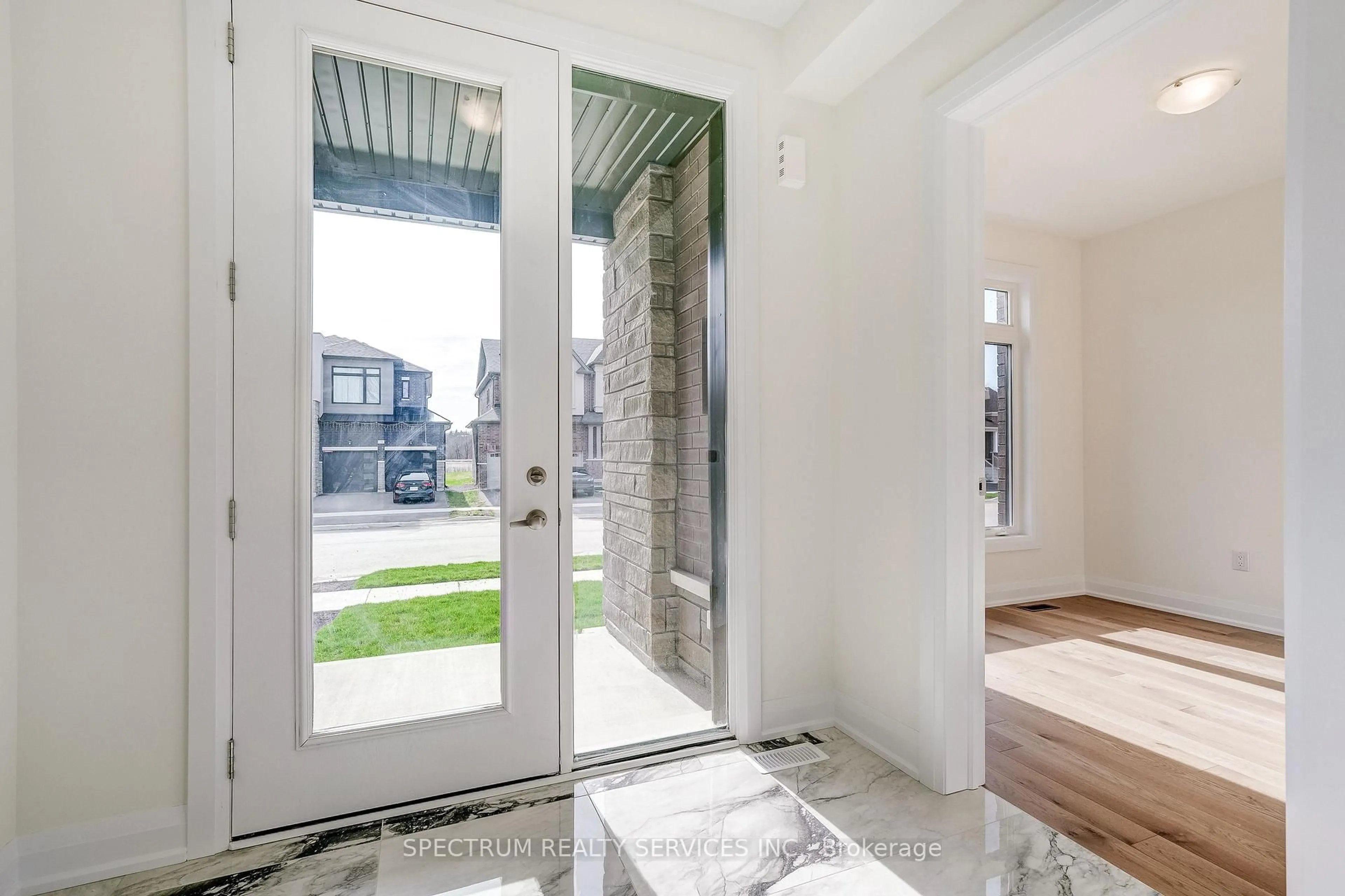 Indoor entryway for 28 Dore Dr, Brantford Ontario N3T 0X6