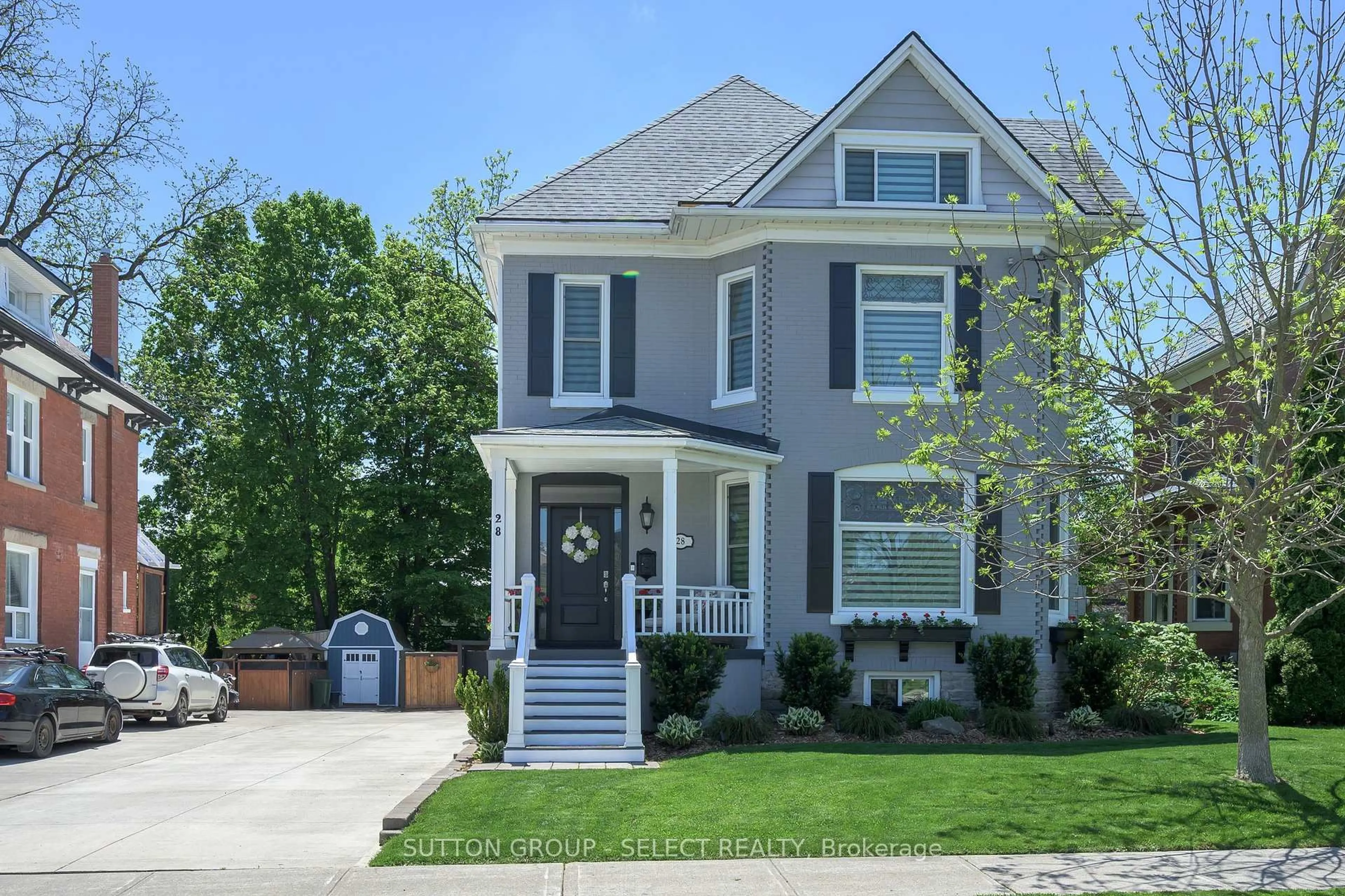 Home with vinyl exterior material, street for 28 Wellington St, St. Thomas Ontario N5R 2P4
