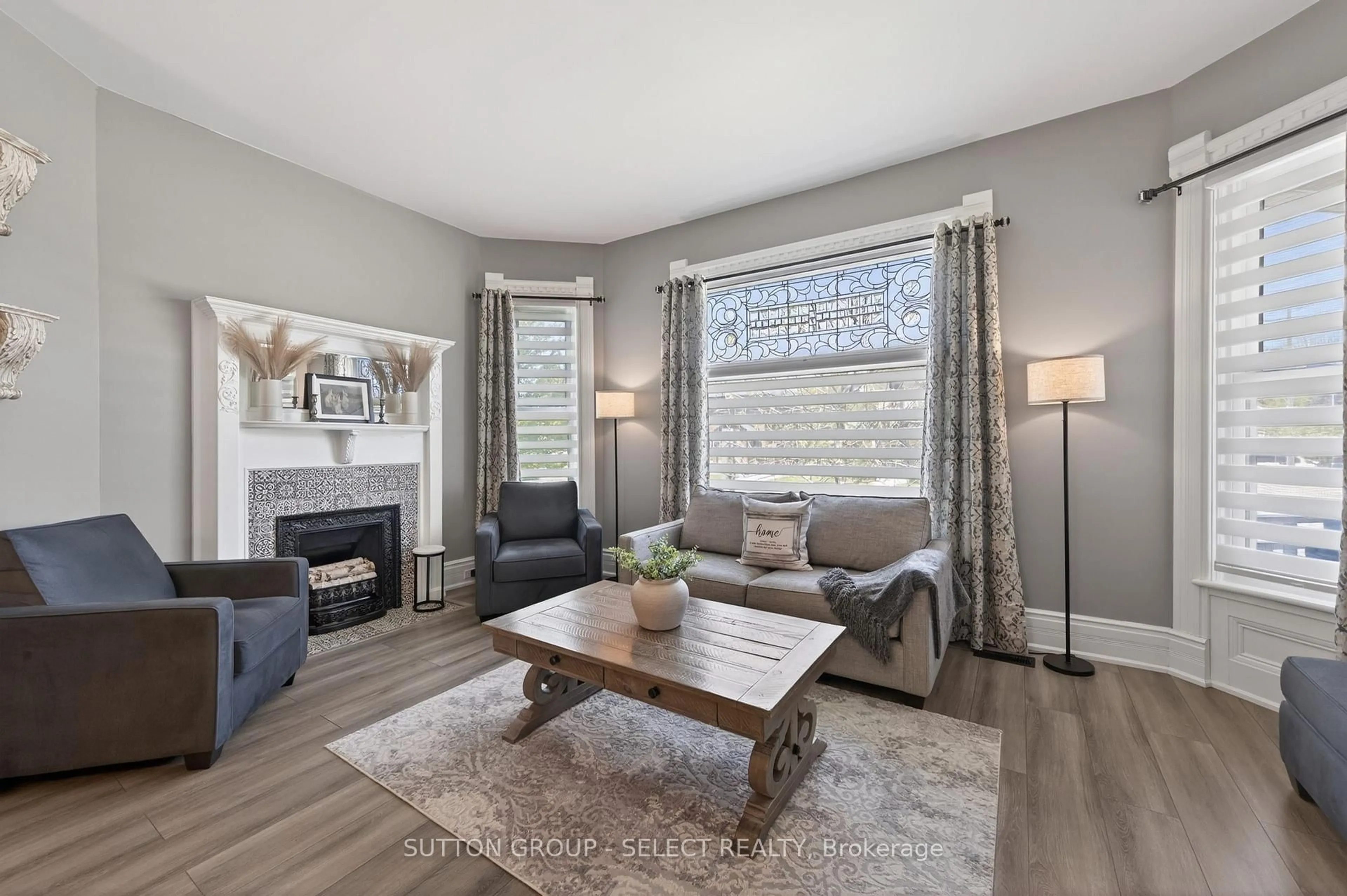 Living room with furniture, wood/laminate floor for 28 Wellington St, St. Thomas Ontario N5R 2P4