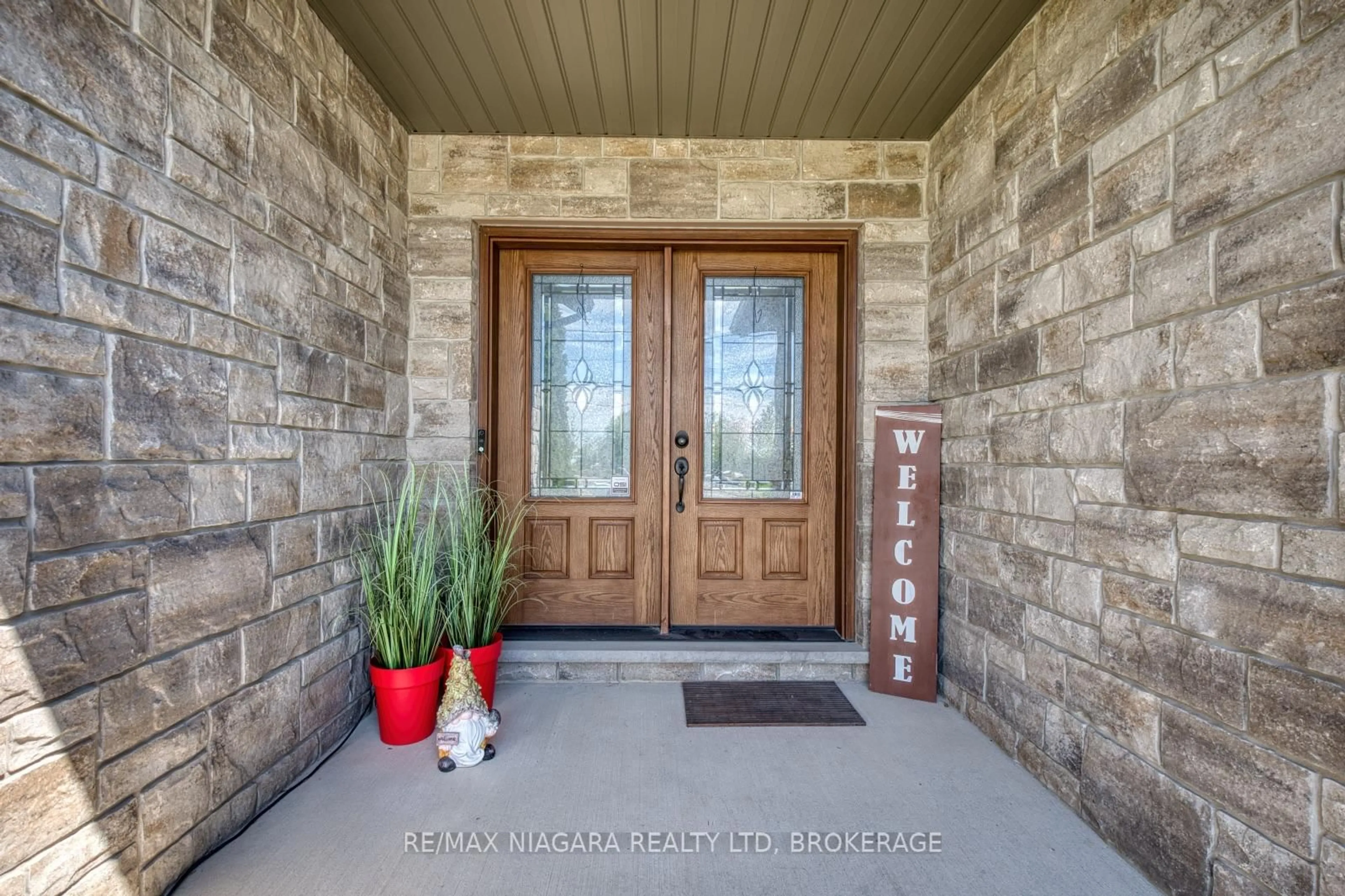 Indoor entryway for 3270 Thunder Bay Rd, Fort Erie Ontario L0S 1N0