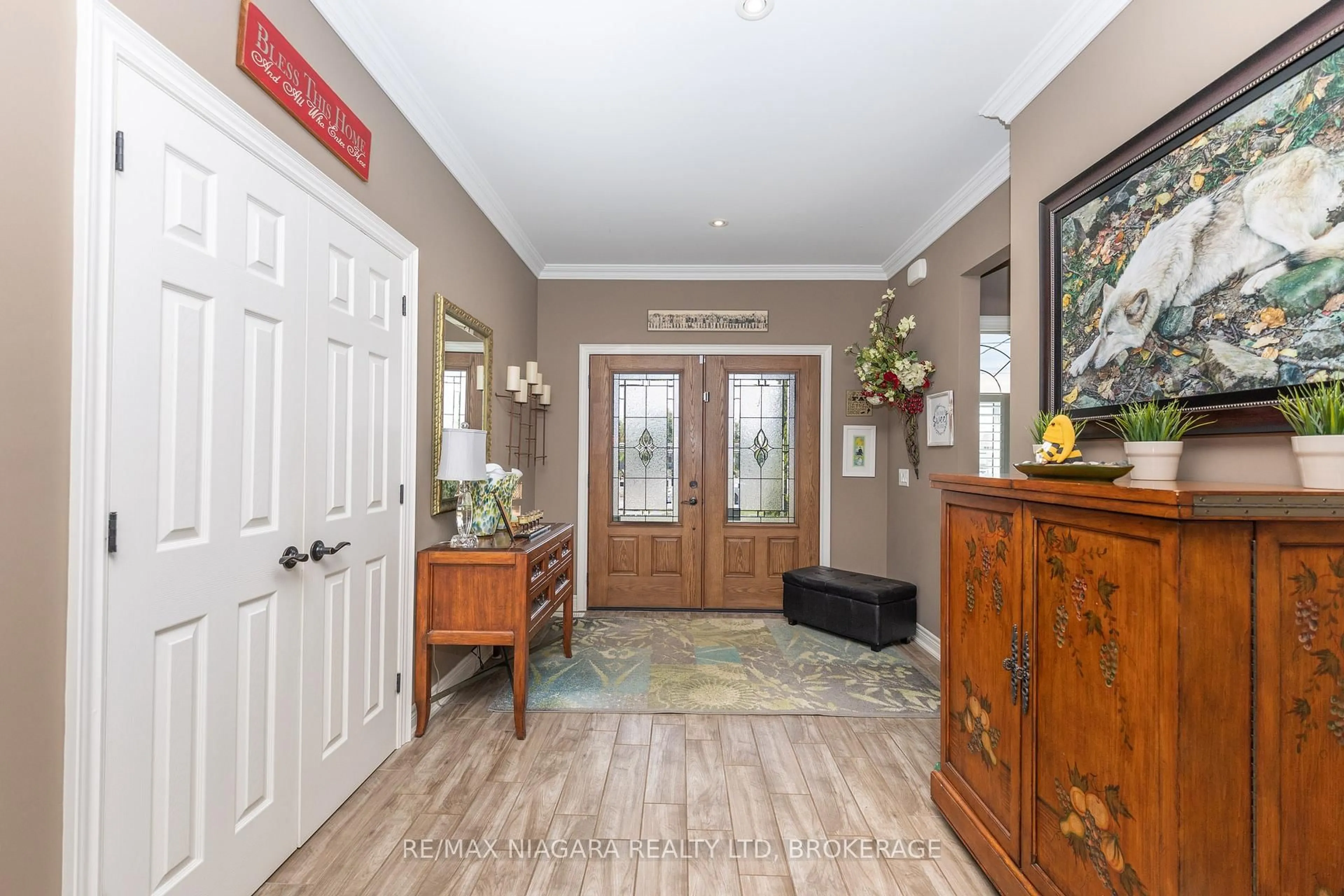 Indoor foyer for 3270 Thunder Bay Rd, Fort Erie Ontario L0S 1N0