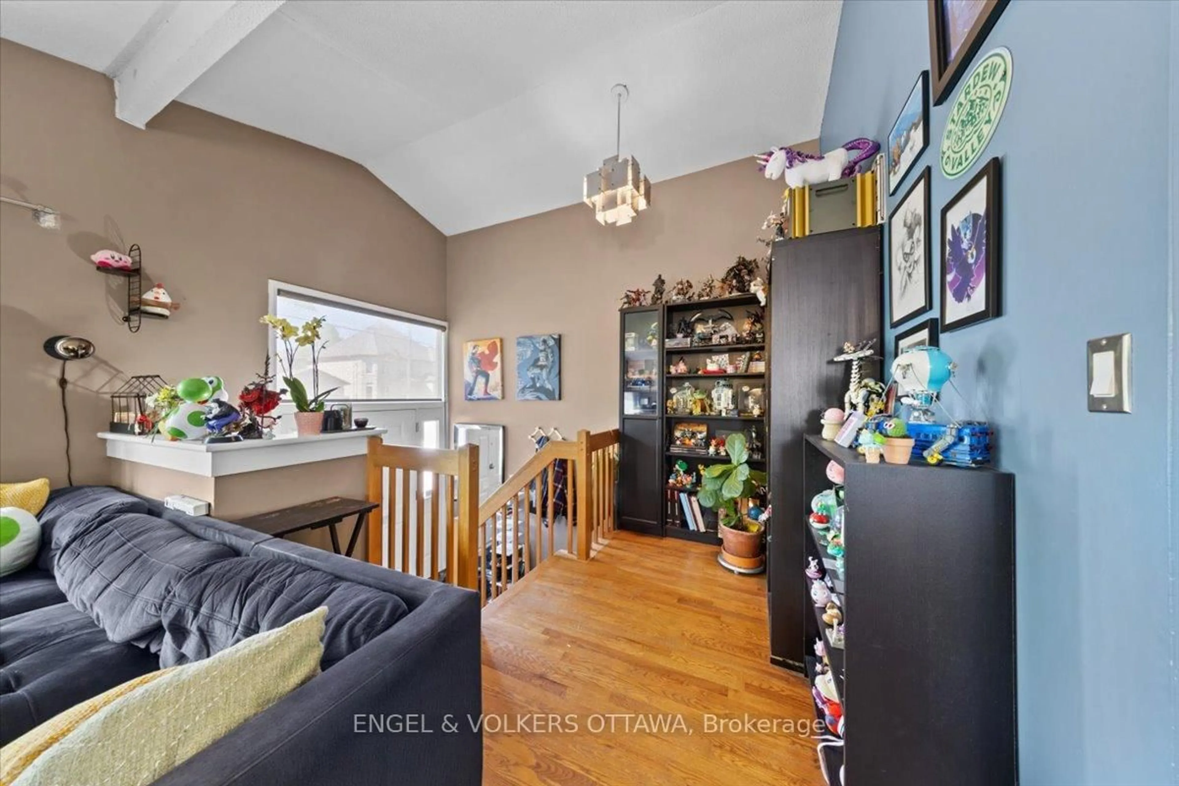 Indoor entryway for 1712 St. Barbara St, Ottawa Ontario K1T 1M2
