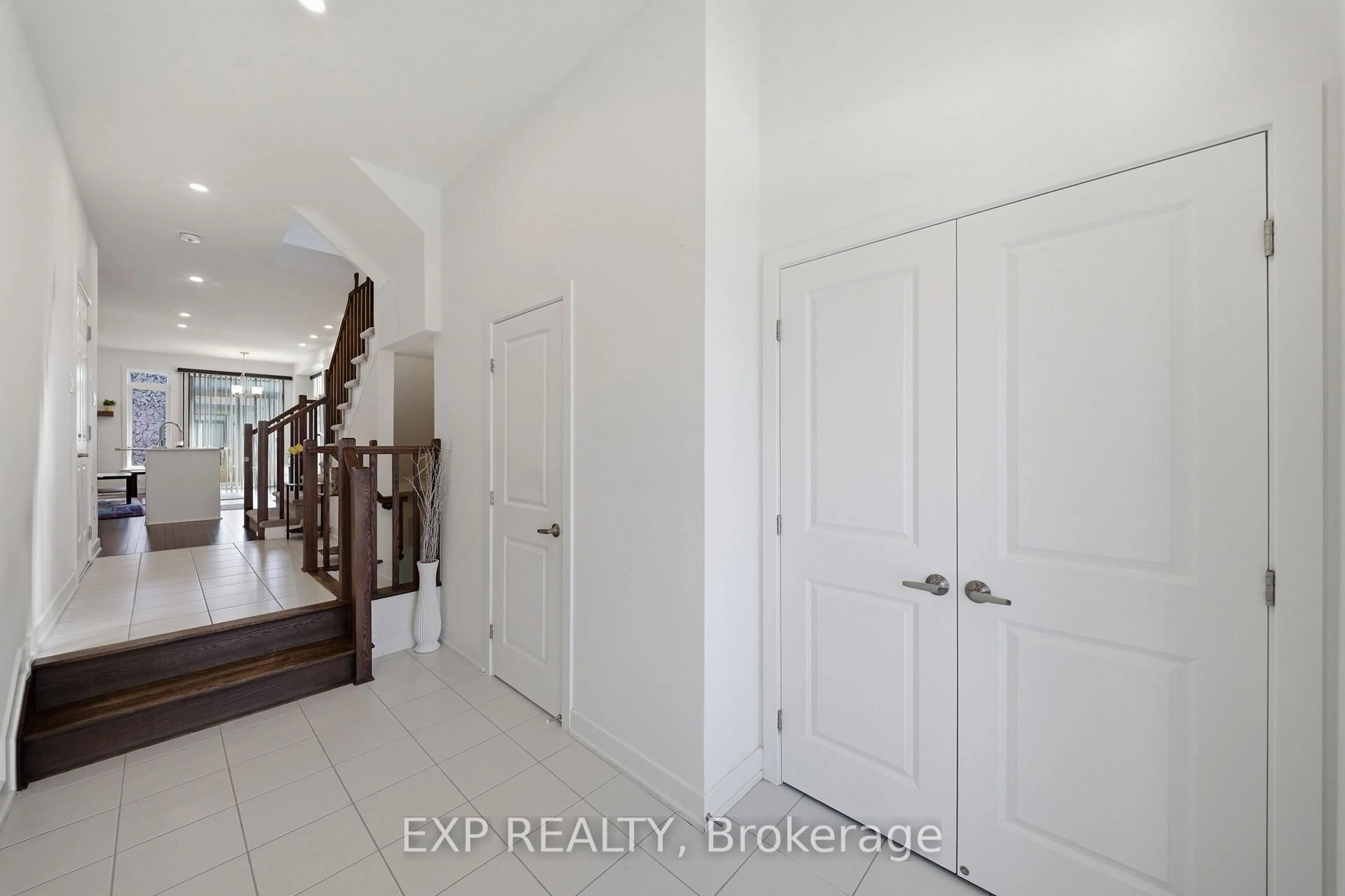 Indoor entryway for 57 Robusta Lane, Ottawa Ontario K2J 6Y7