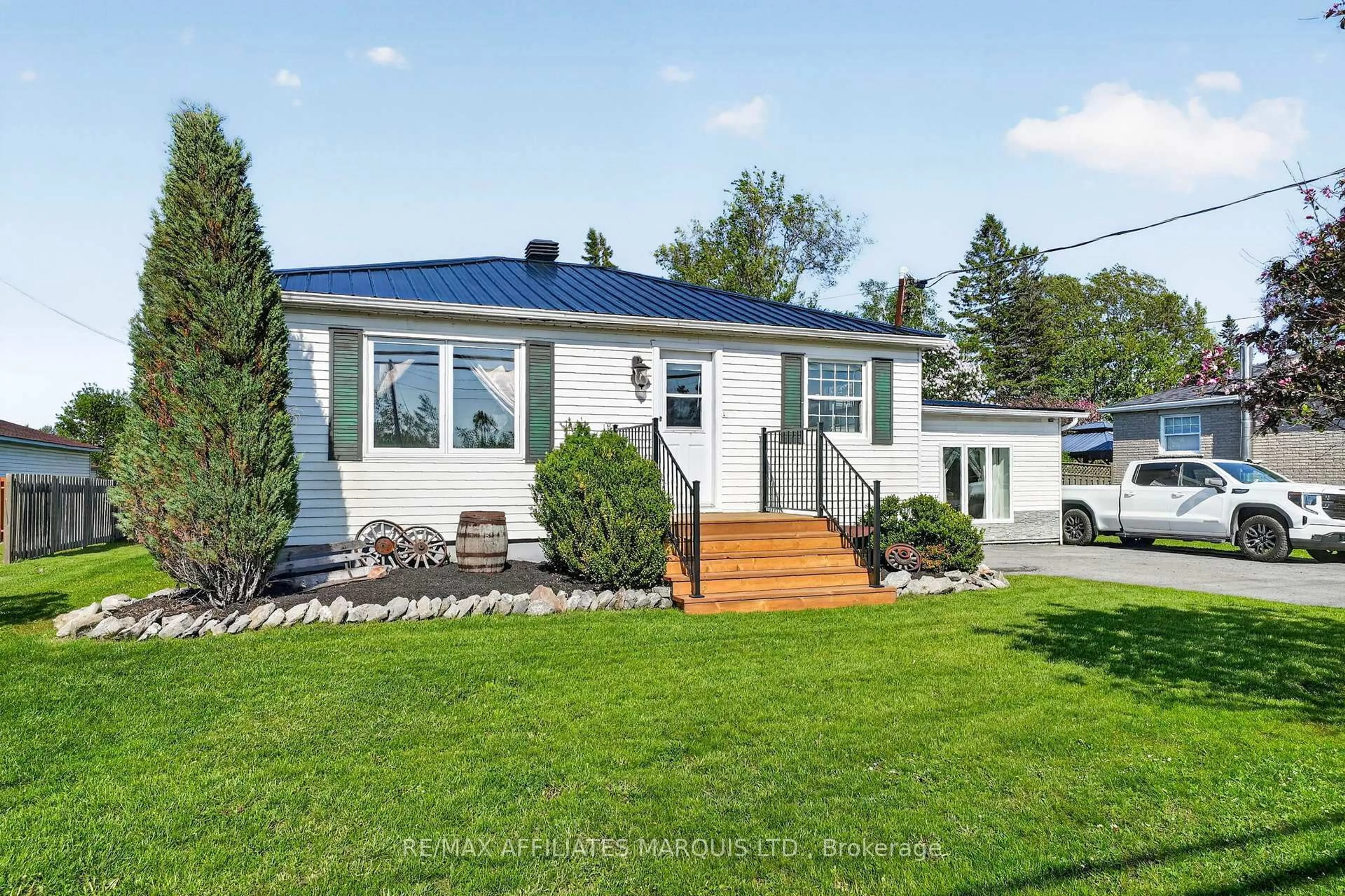 Home with vinyl exterior material, unknown for 5601 138 Highway, South Stormont Ontario K0C 2A0