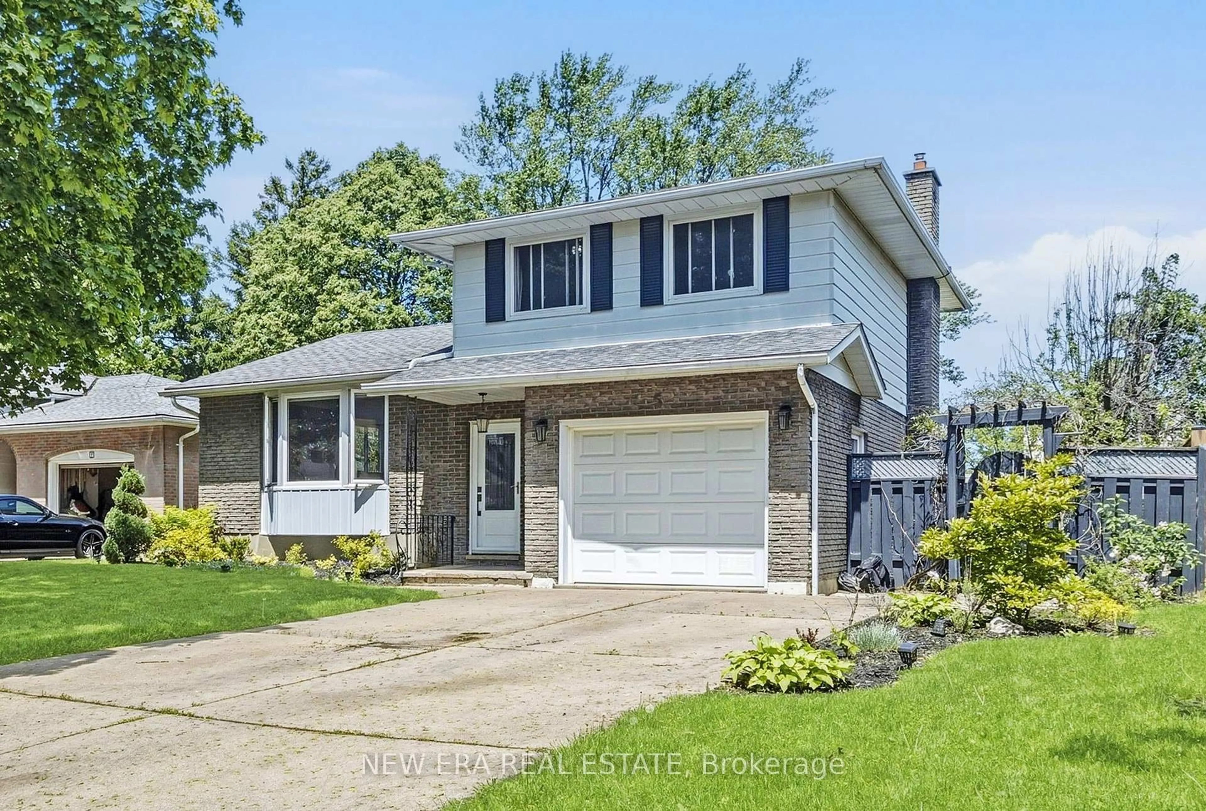 Home with vinyl exterior material, street for 5 Shetland Cres, St. Catharines Ontario L2P 3P6