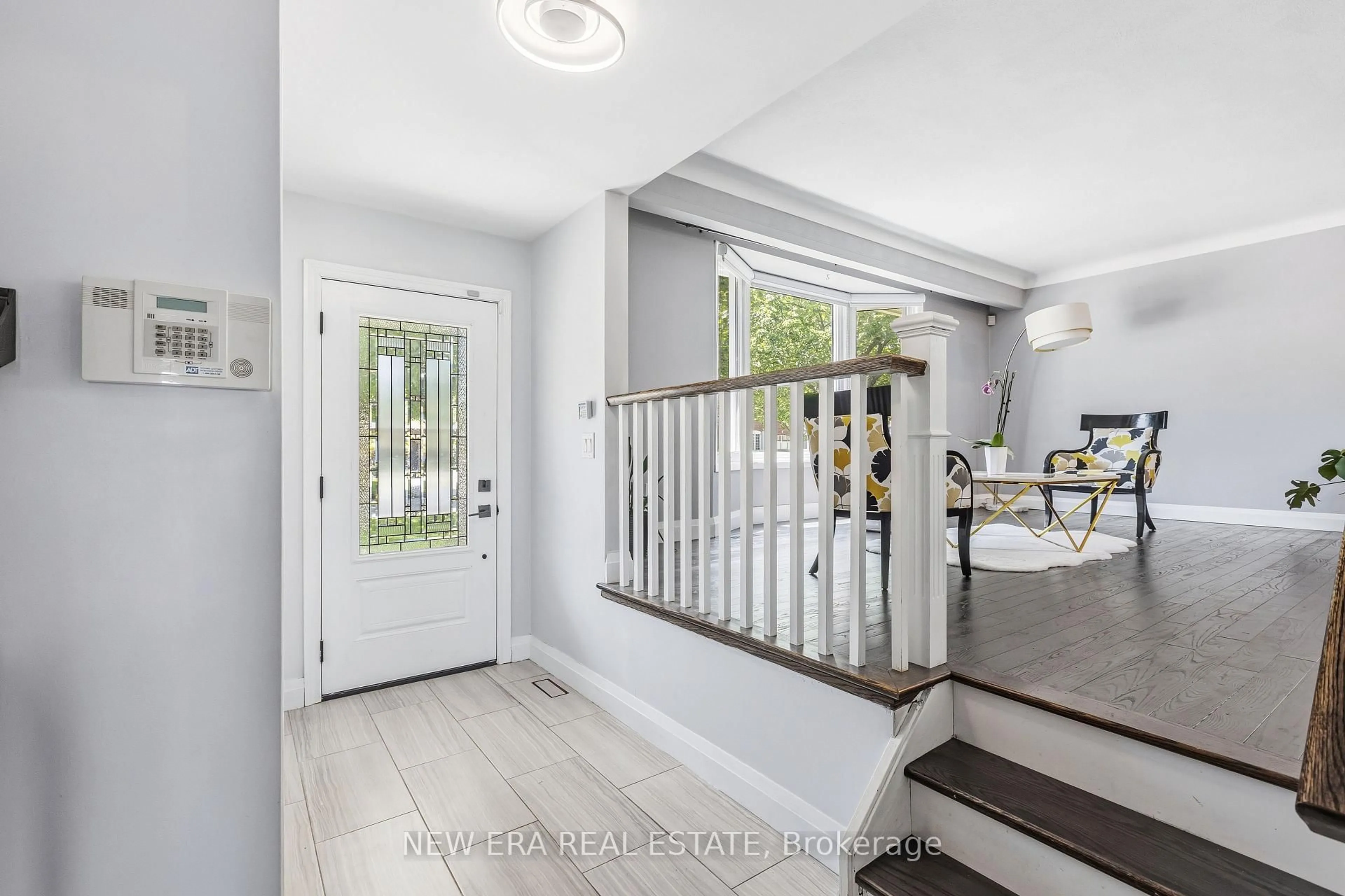 Indoor entryway for 5 Shetland Cres, St. Catharines Ontario L2P 3P6