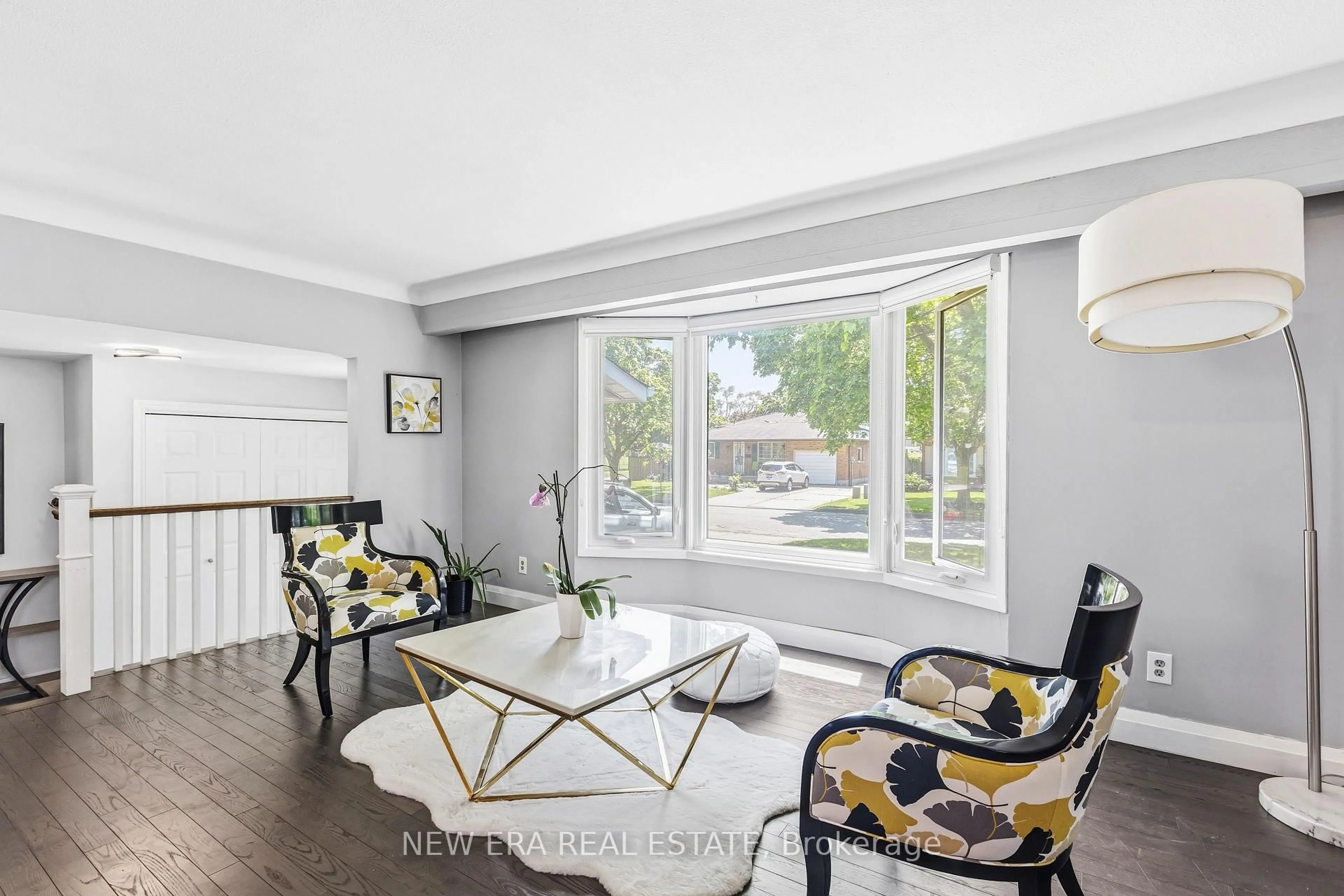 Living room with furniture, wood/laminate floor for 5 Shetland Cres, St. Catharines Ontario L2P 3P6