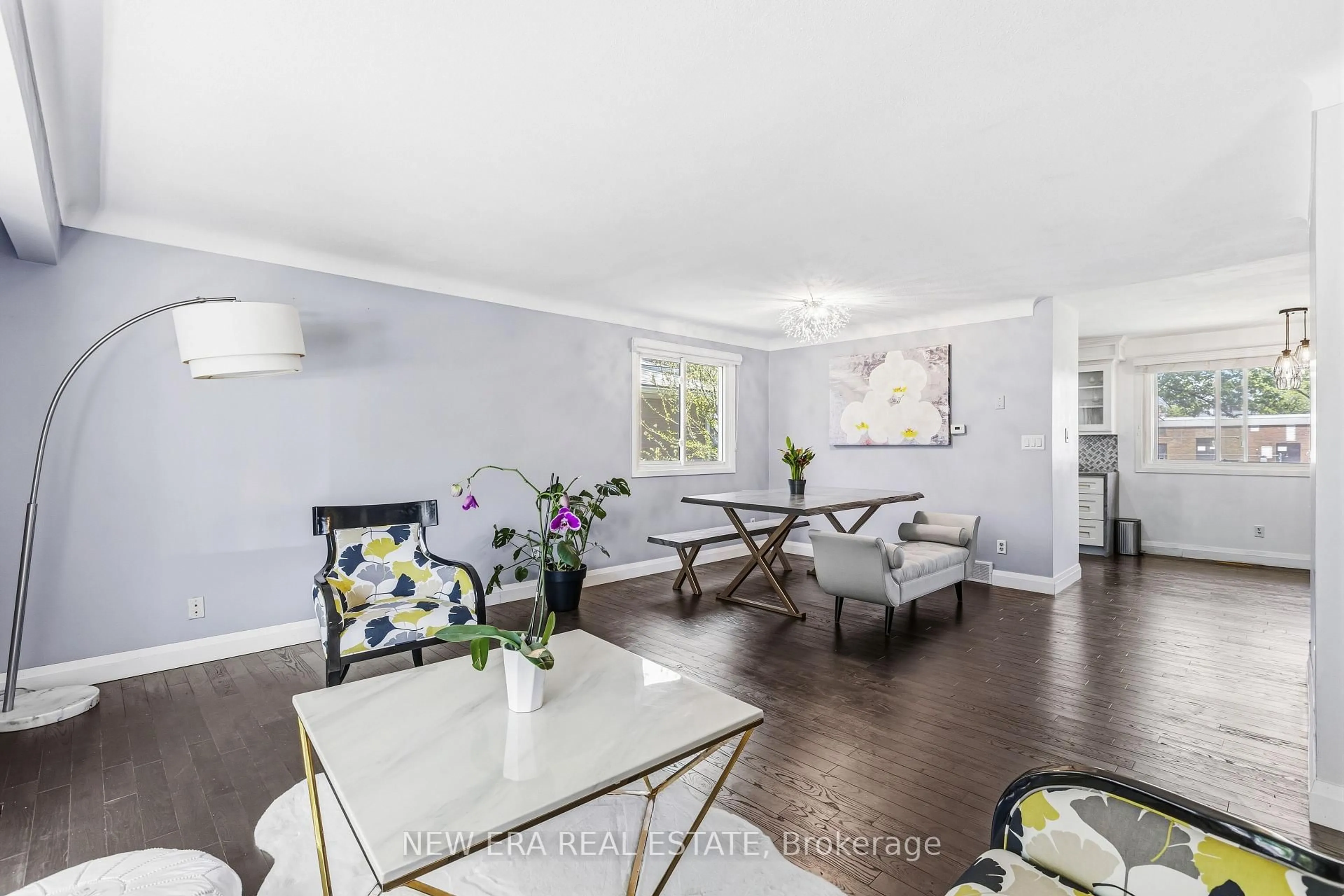 Living room with furniture, wood/laminate floor for 5 Shetland Cres, St. Catharines Ontario L2P 3P6