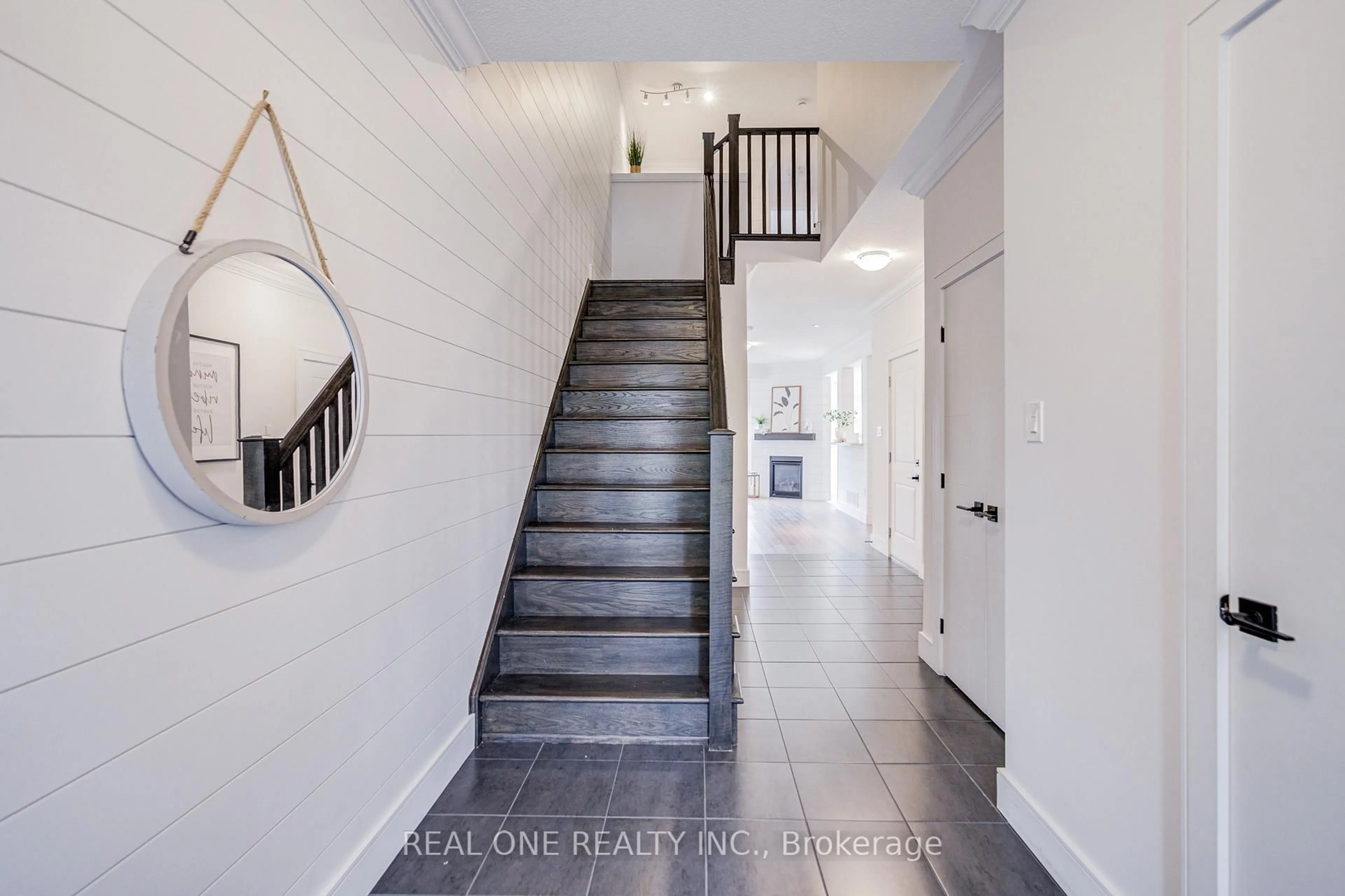 Indoor entryway for 27 Dresser Lane, Hamilton Ontario L9K 0K1