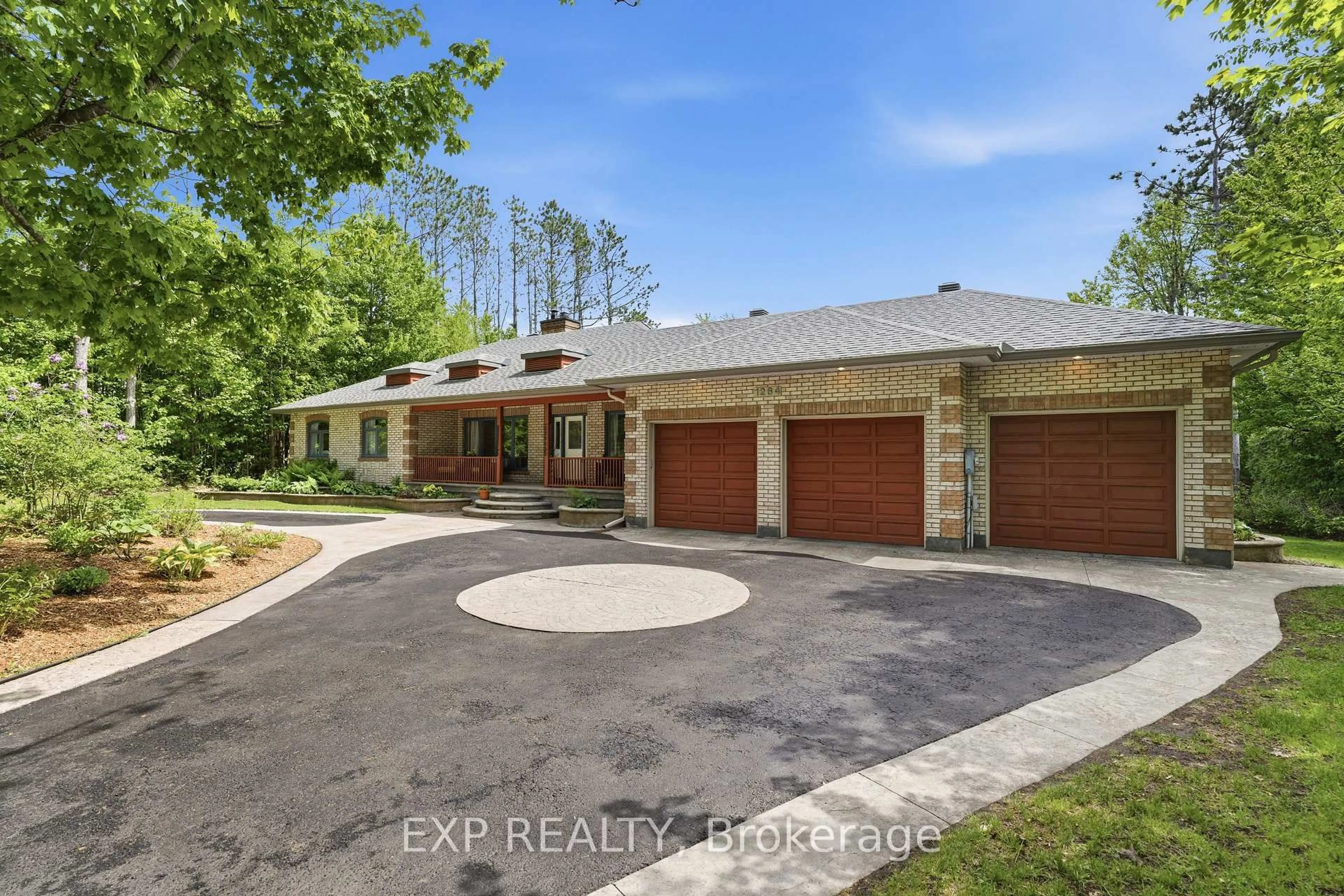 A pic from outside/outdoor area/front of a property/back of a property/a pic from drone, unknown for 1264 Barnwell Cres, Ottawa Ontario K4B 1K4