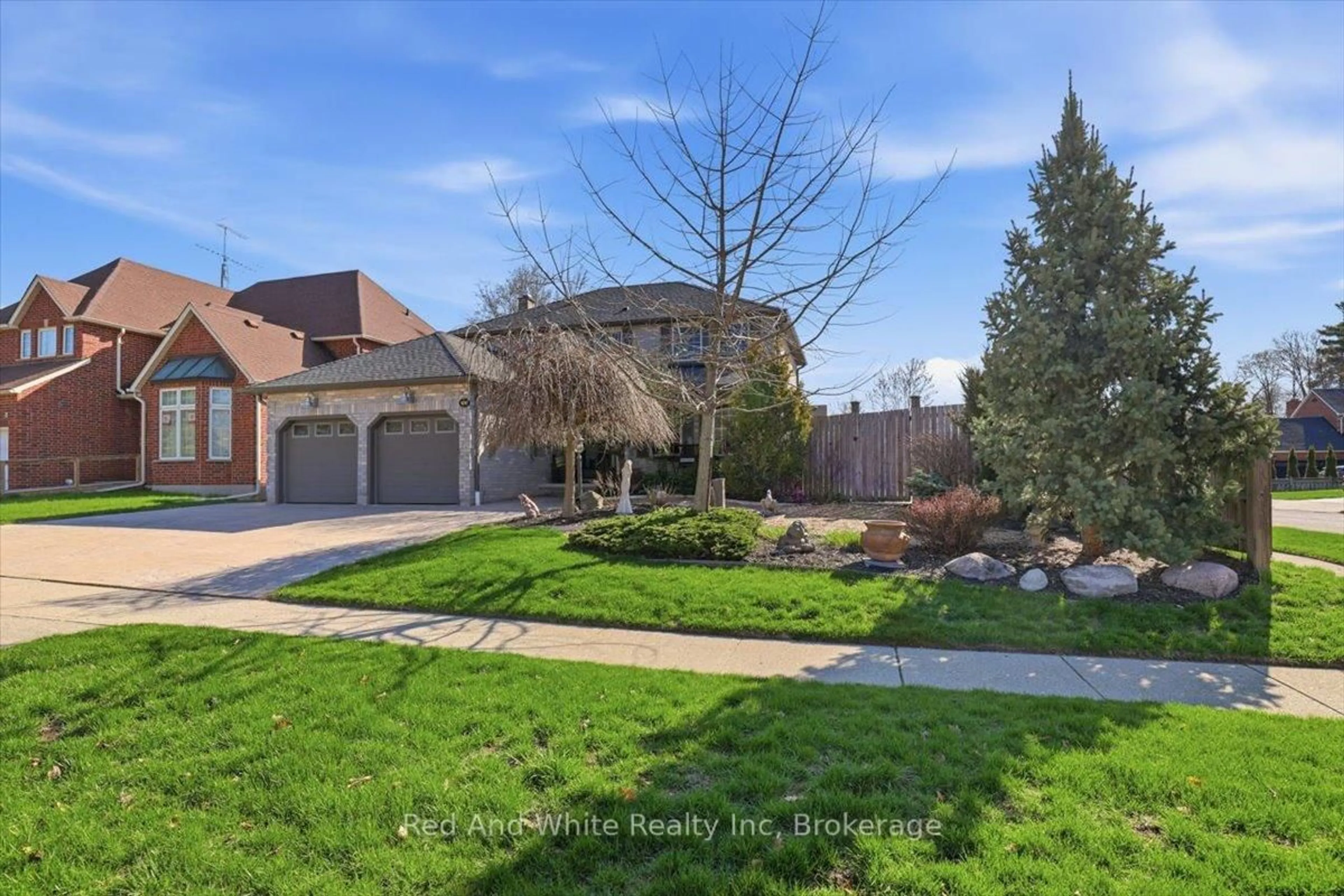 A pic from outside/outdoor area/front of a property/back of a property/a pic from drone, street for 4 Brewster Pl, Cambridge Ontario N3C 3V1