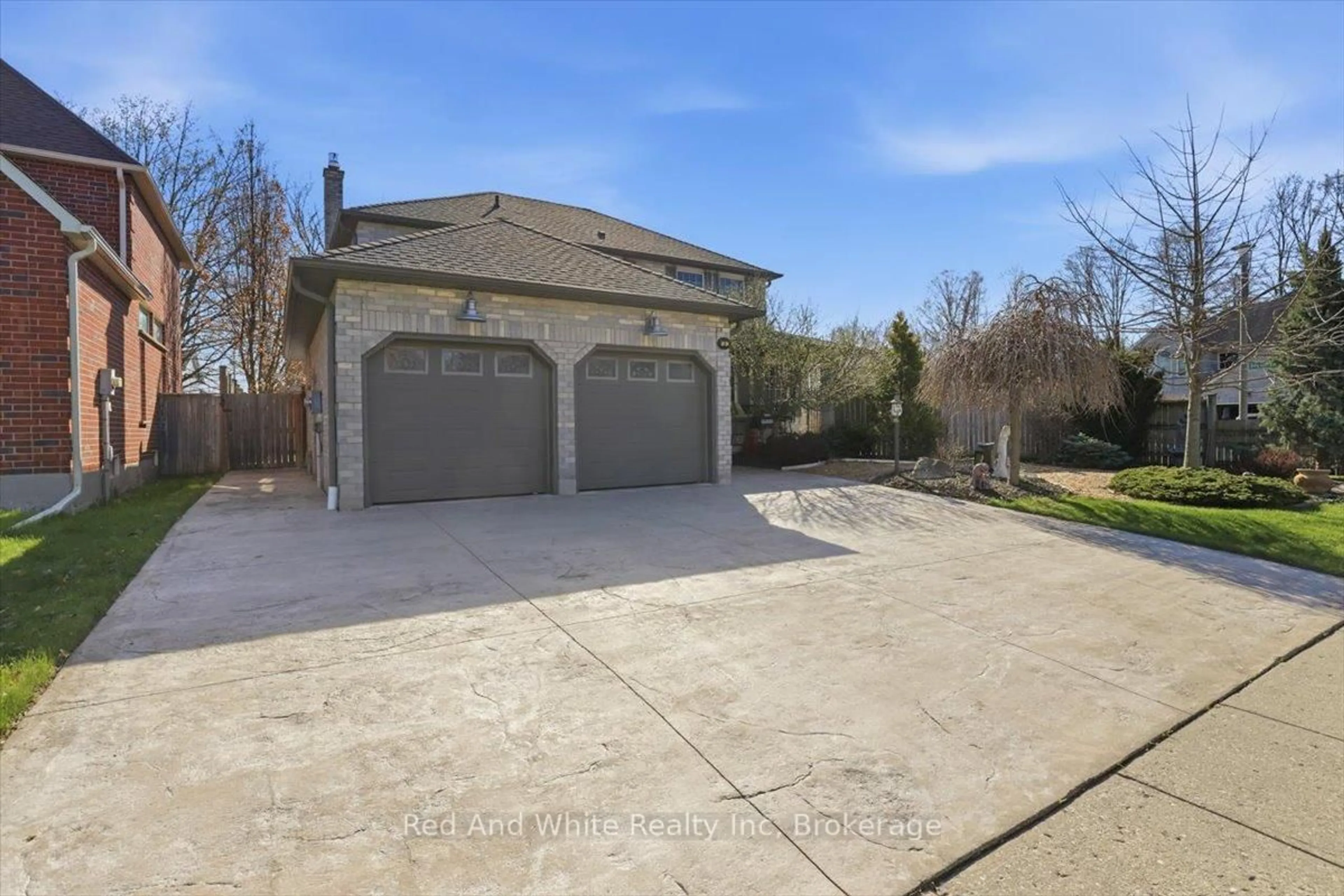 Indoor garage for 4 Brewster Pl, Cambridge Ontario N3C 3V1