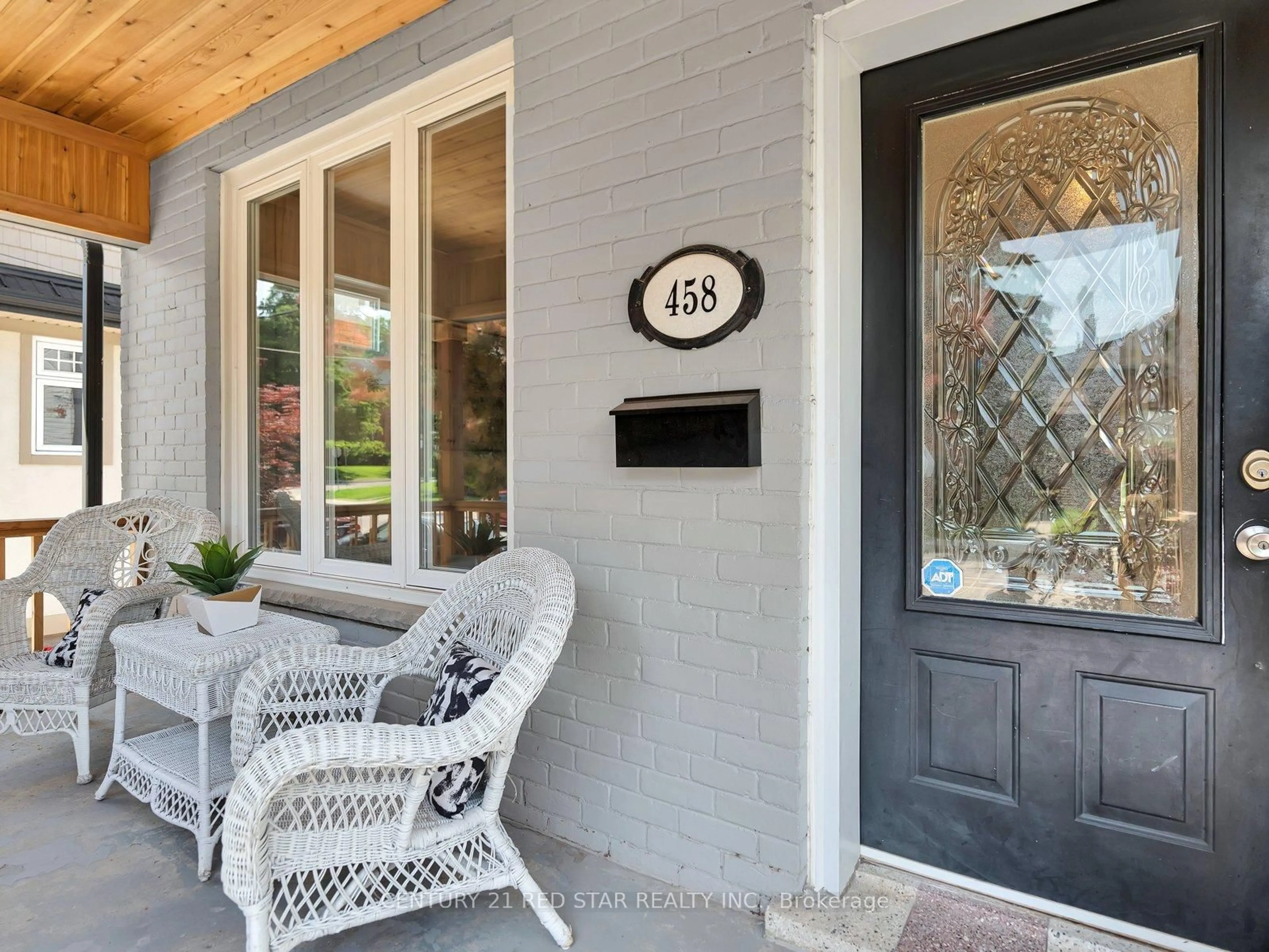 Indoor entryway for 458 Dundurn St, Hamilton Ontario L8P 4L9