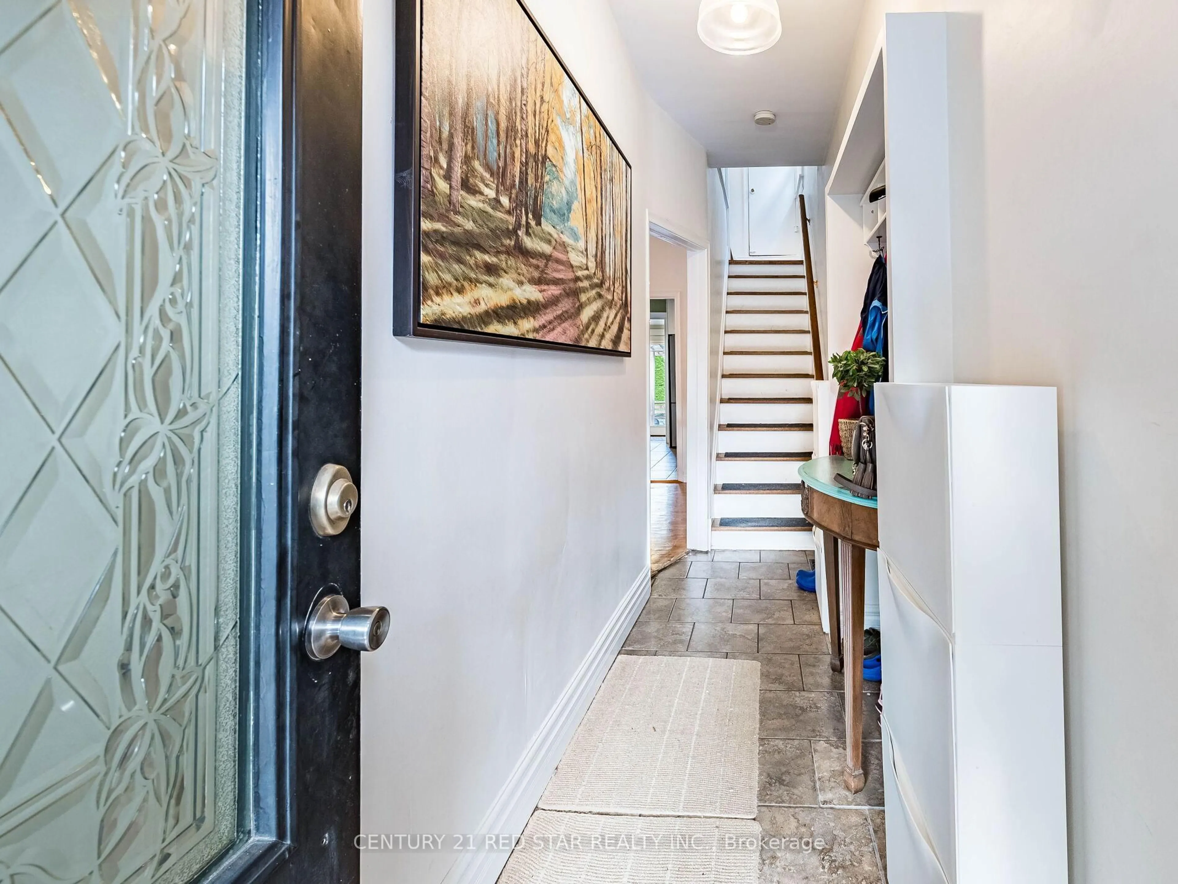 Indoor entryway for 458 Dundurn St, Hamilton Ontario L8P 4L9