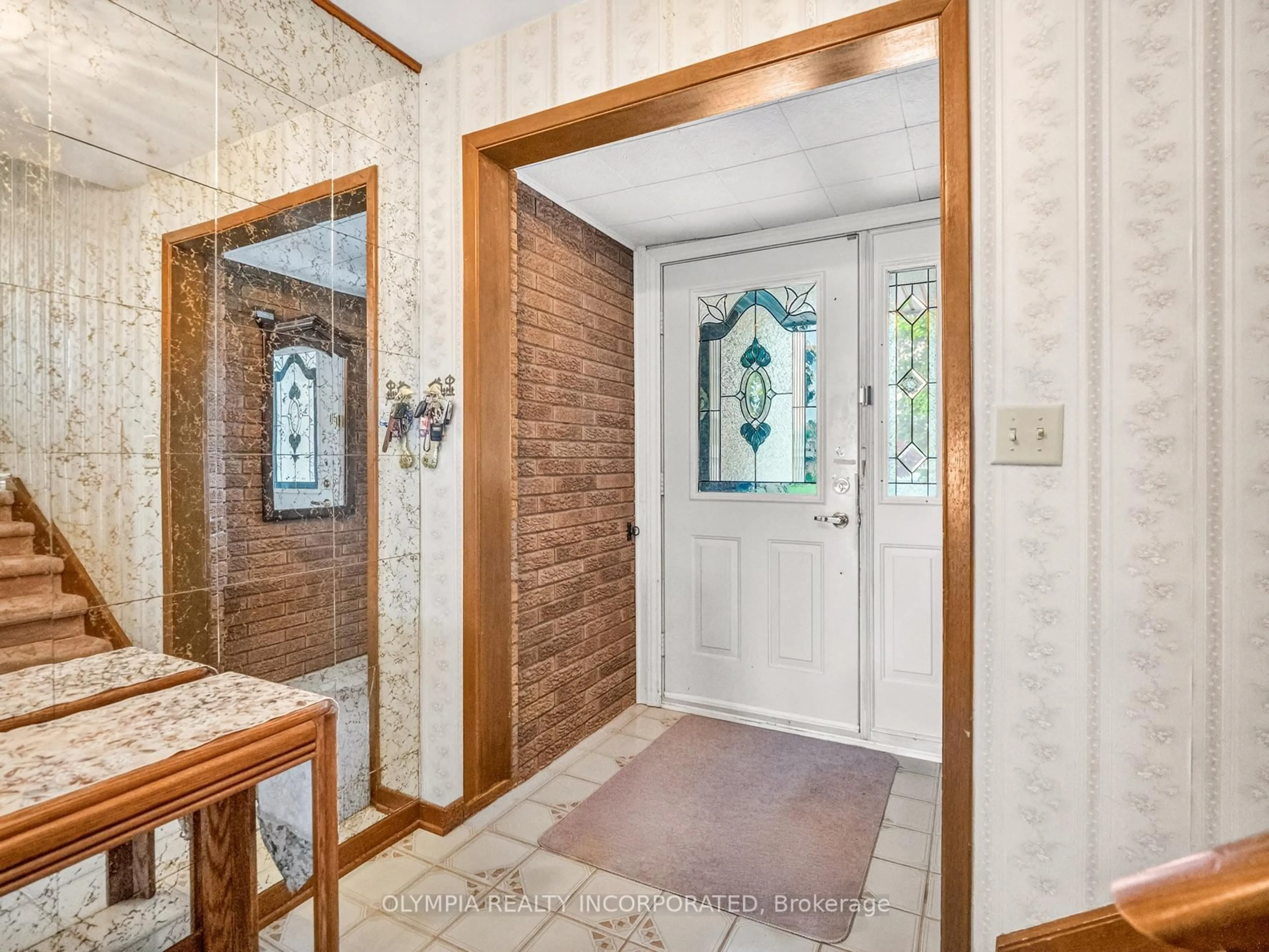 Indoor entryway for 2793 Henley Ave, Niagara Falls Ontario L2J 3M3
