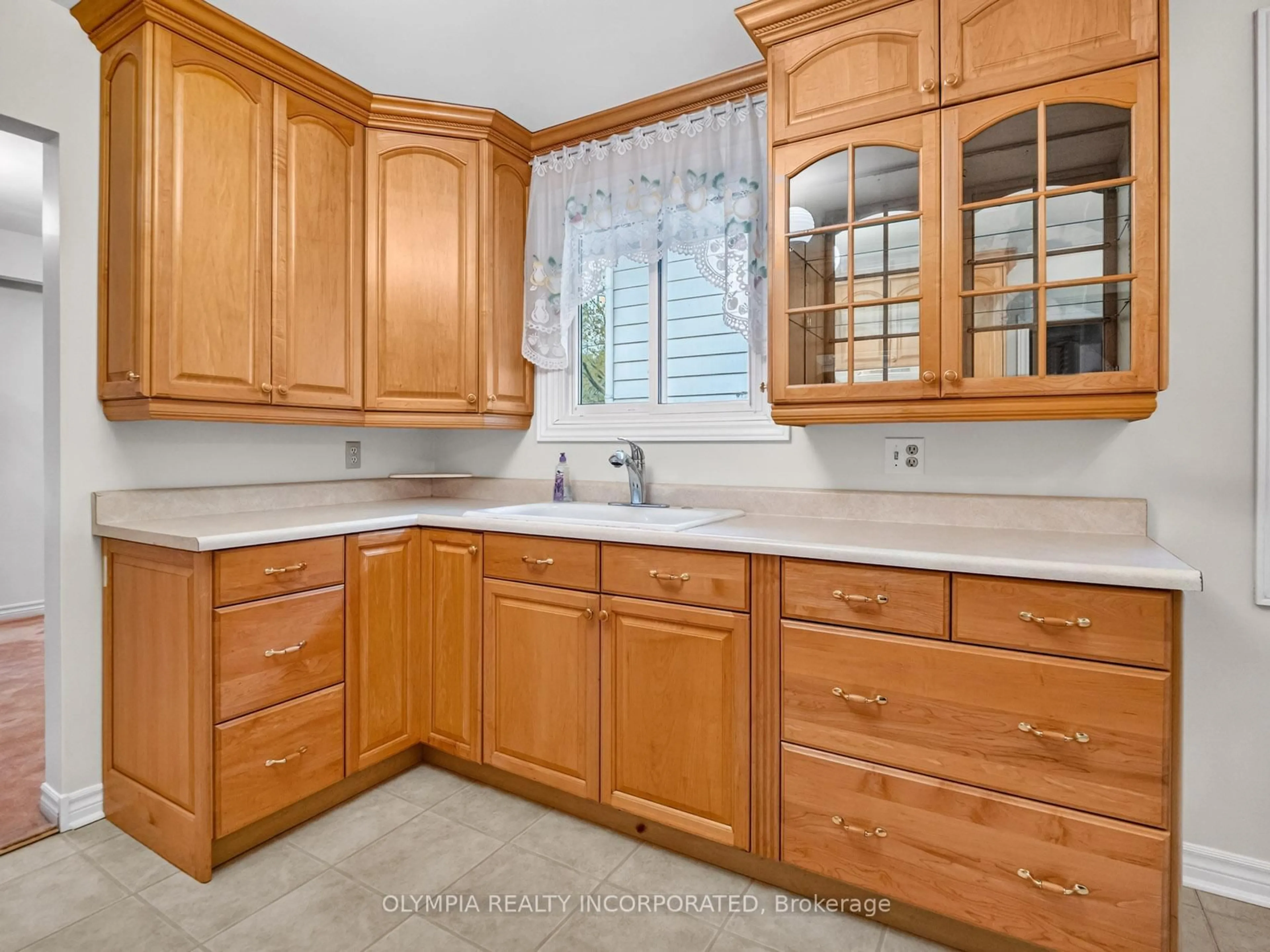 Standard kitchen, ceramic/tile floor for 2793 Henley Ave, Niagara Falls Ontario L2J 3M3