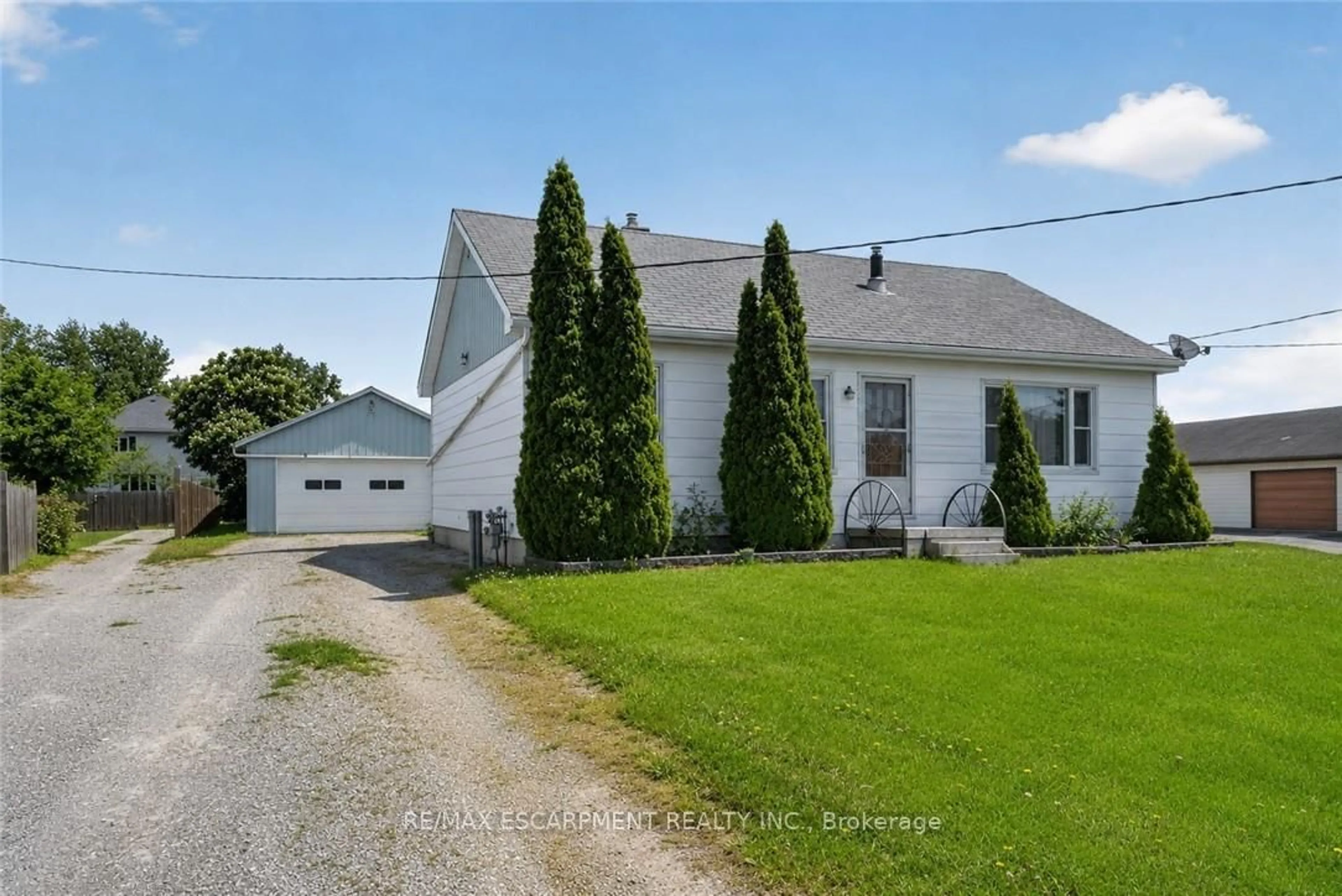 A pic from outside/outdoor area/front of a property/back of a property/a pic from drone, street for 2883 South Grimsby Rd 10, Grimsby Ontario L0R 2A0