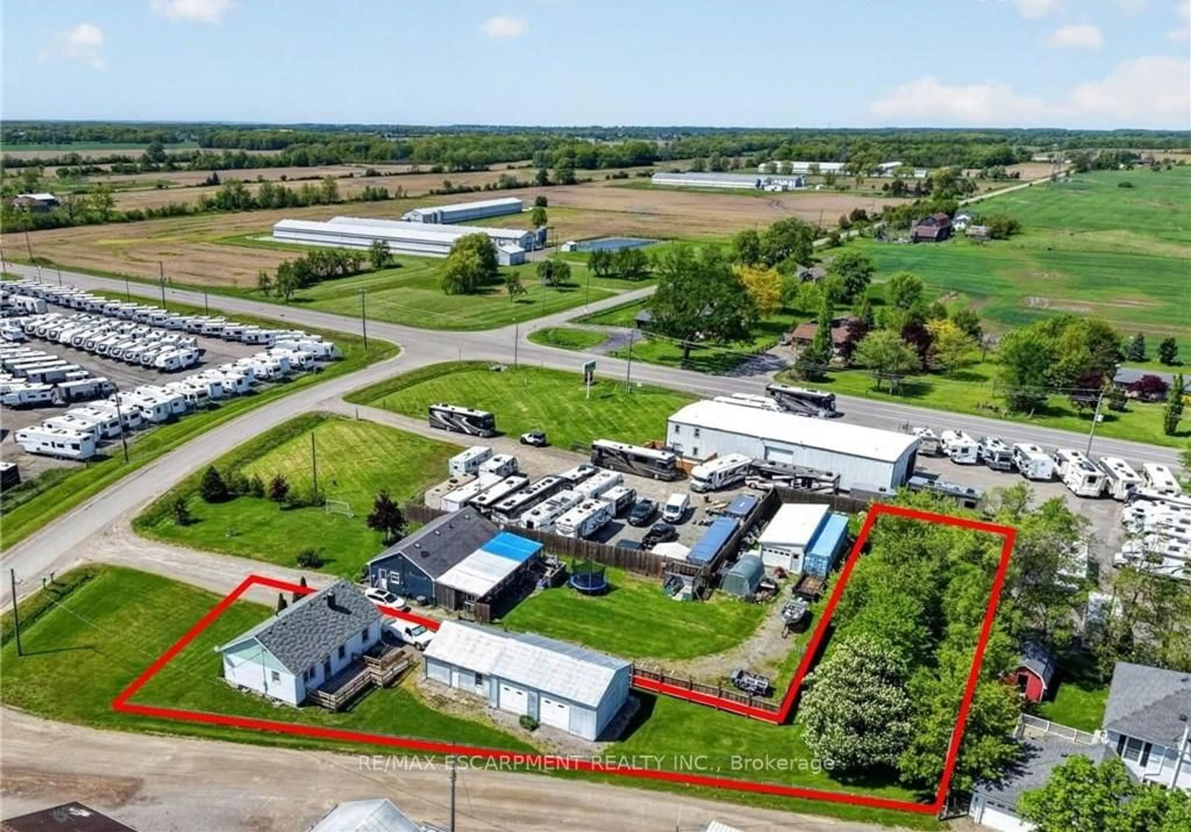 A pic from outside/outdoor area/front of a property/back of a property/a pic from drone, building for 2883 South Grimsby Rd 10, Grimsby Ontario L0R 2A0