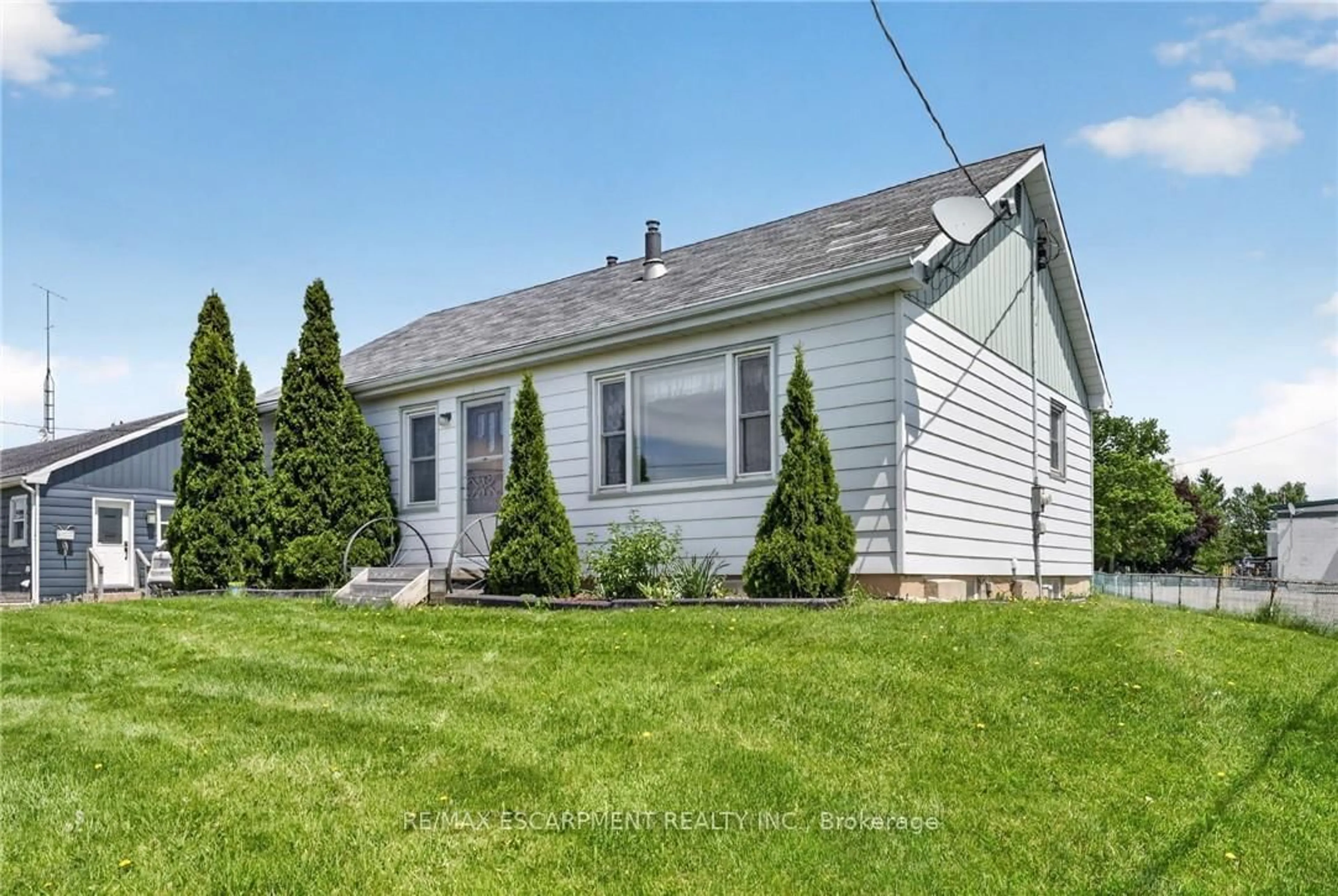 Home with vinyl exterior material, street for 2883 South Grimsby Rd 10, Grimsby Ontario L0R 2A0