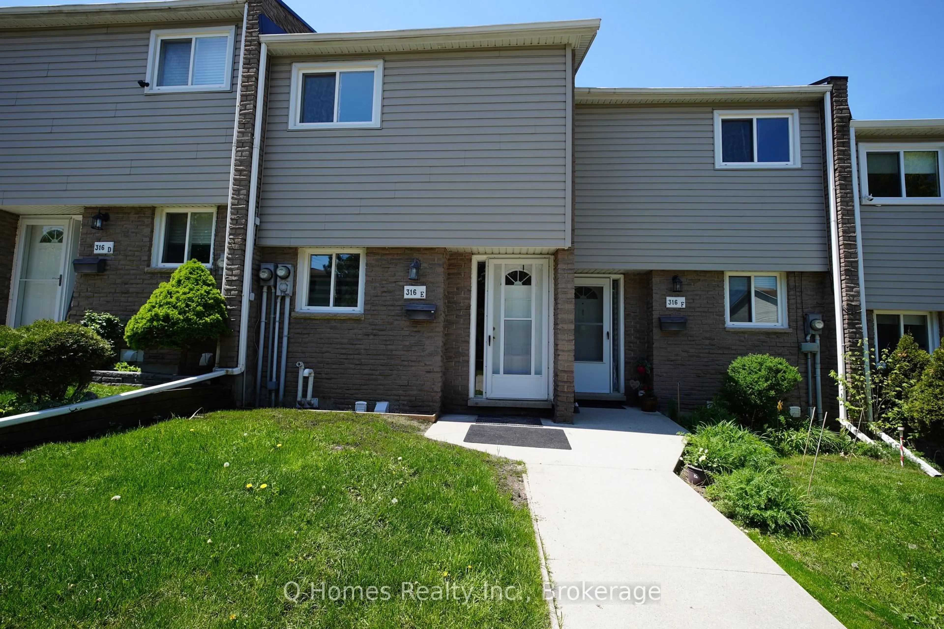 Home with vinyl exterior material, street for 316E Bluevale St, Waterloo Ontario N2J 4G3