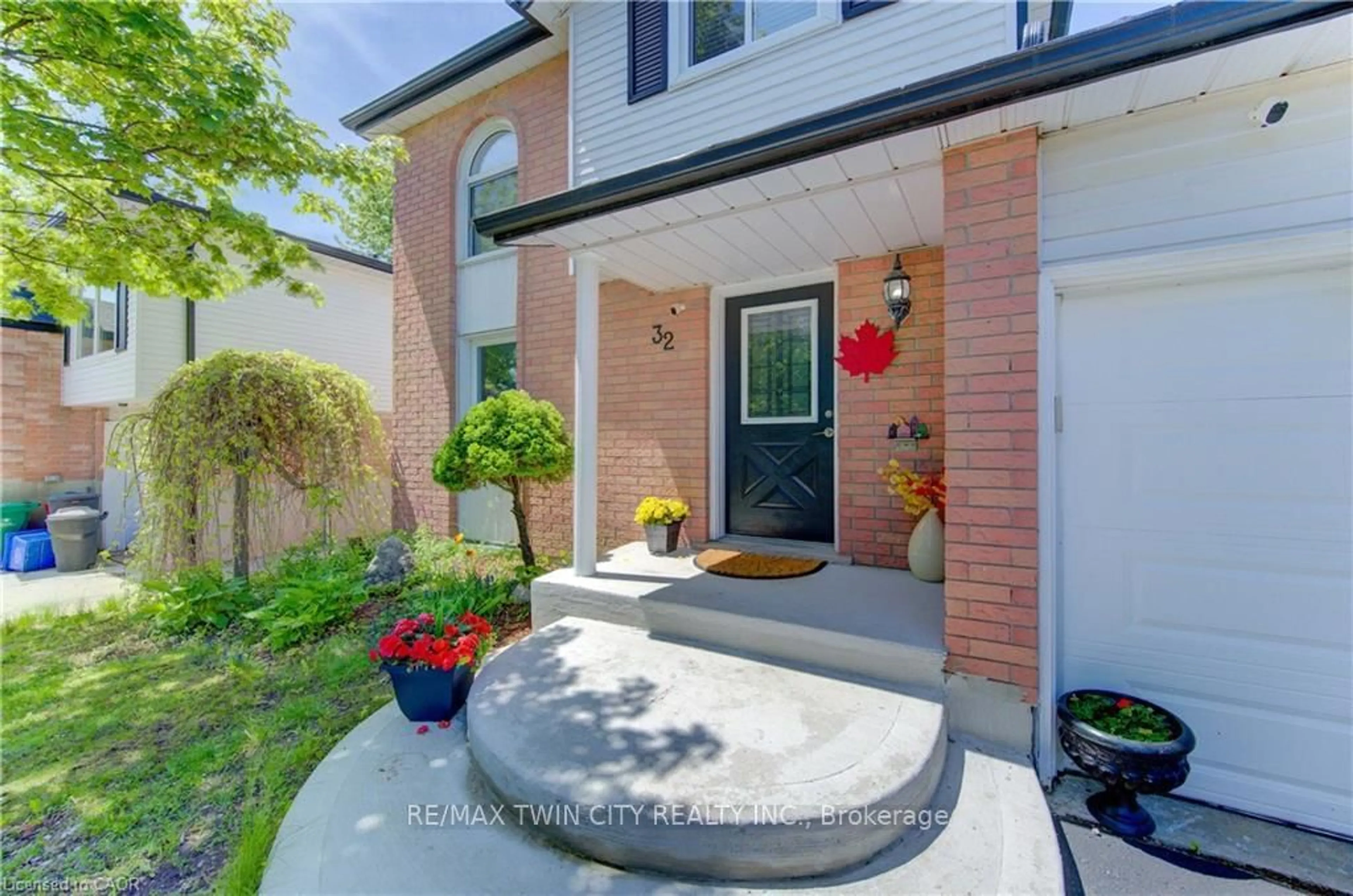 Unknown for 32 ENFIELD Dr, Cambridge Ontario N1P 1A5