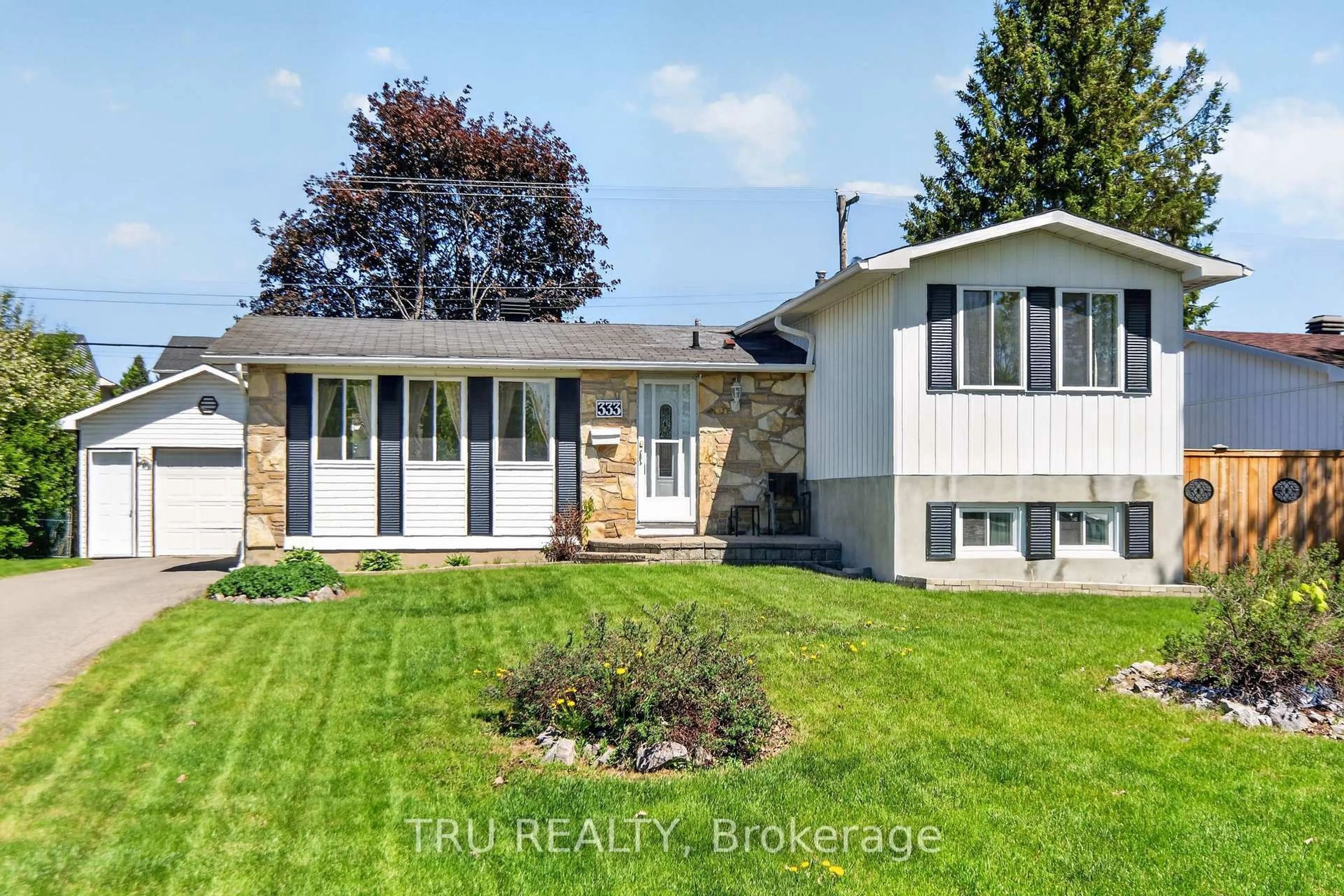 Home with vinyl exterior material, street for 333 Amiens St, Orleans Ontario K1E 1N4