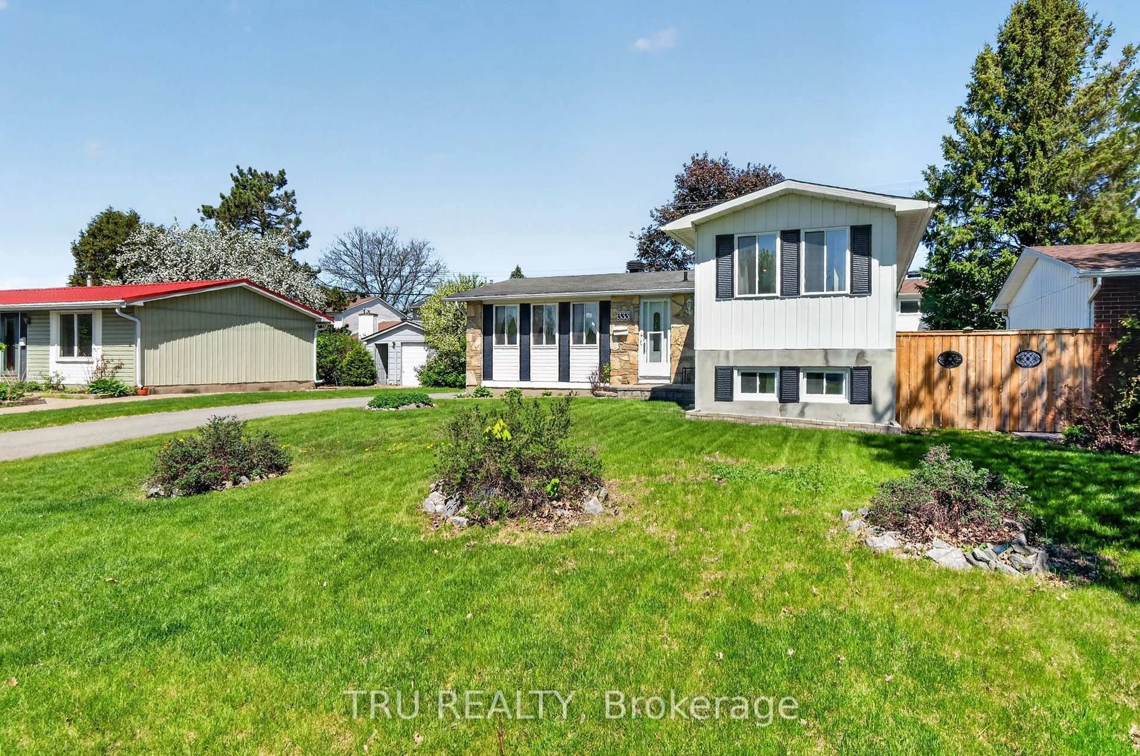 A pic from outside/outdoor area/front of a property/back of a property/a pic from drone, unknown for 333 Amiens St, Orleans Ontario K1E 1N4