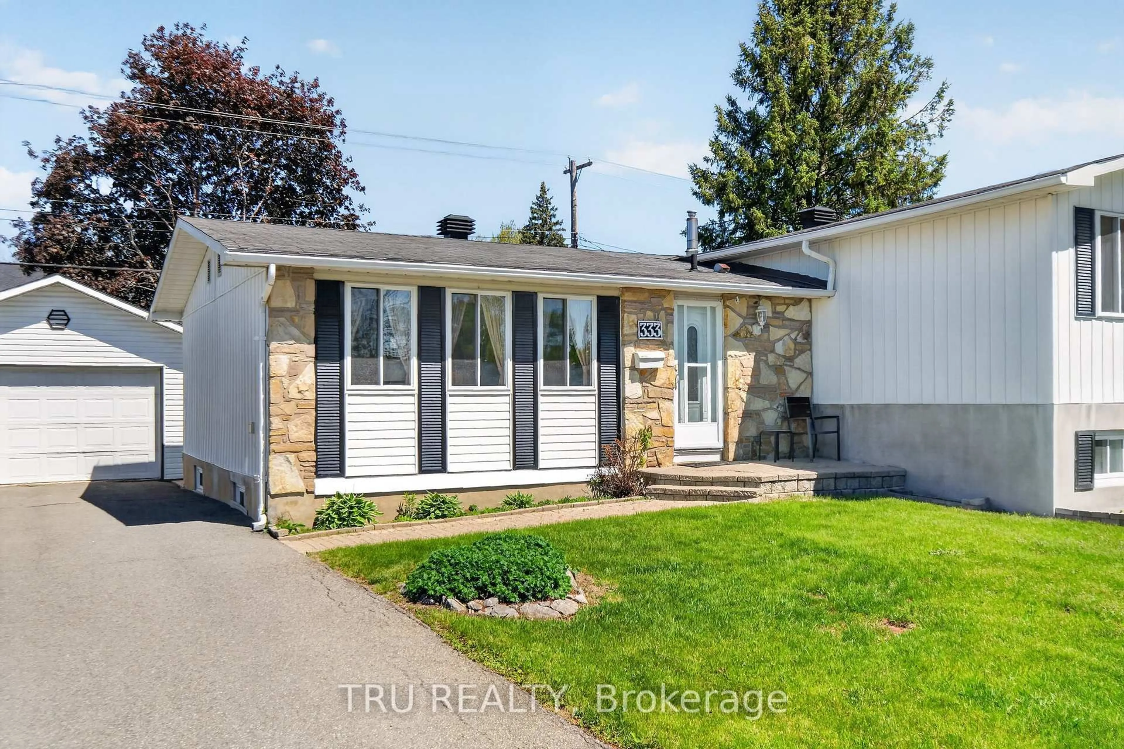Home with vinyl exterior material, street for 333 Amiens St, Orleans Ontario K1E 1N4
