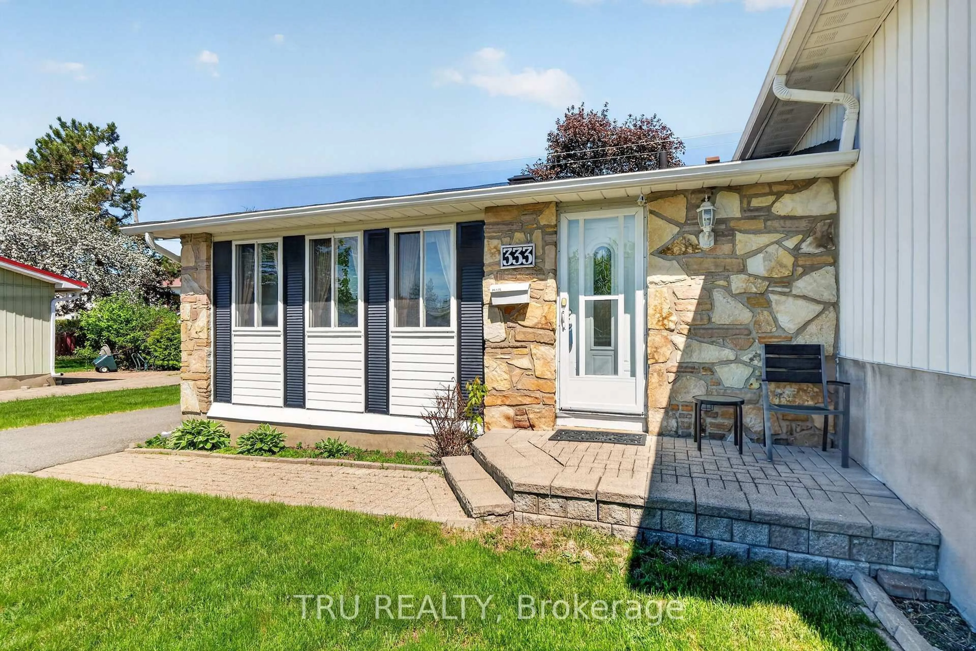 A pic from outside/outdoor area/front of a property/back of a property/a pic from drone, water/lake/river/ocean view for 333 Amiens St, Orleans Ontario K1E 1N4