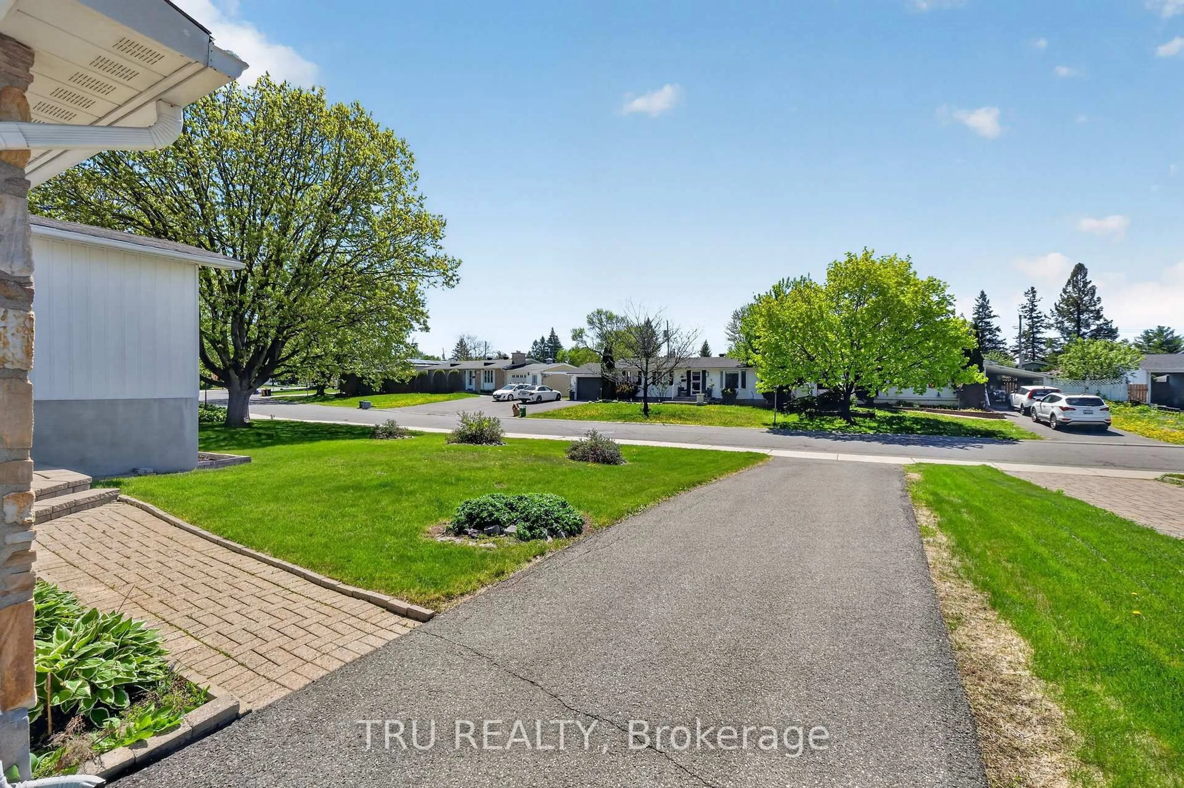 A pic from outside/outdoor area/front of a property/back of a property/a pic from drone, water/lake/river/ocean view for 333 Amiens St, Orleans Ontario K1E 1N4
