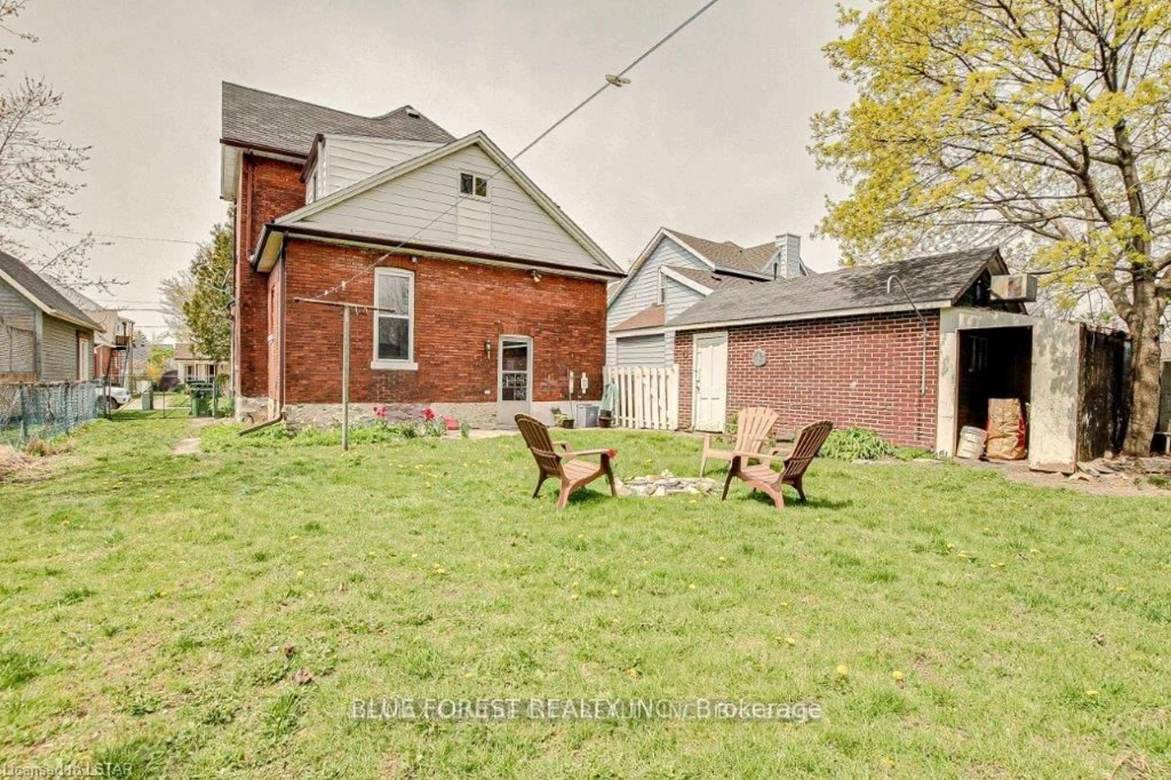 A pic from outside/outdoor area/front of a property/back of a property/a pic from drone, street for 67 St Catharine St, St. Thomas Ontario N5P 2V9